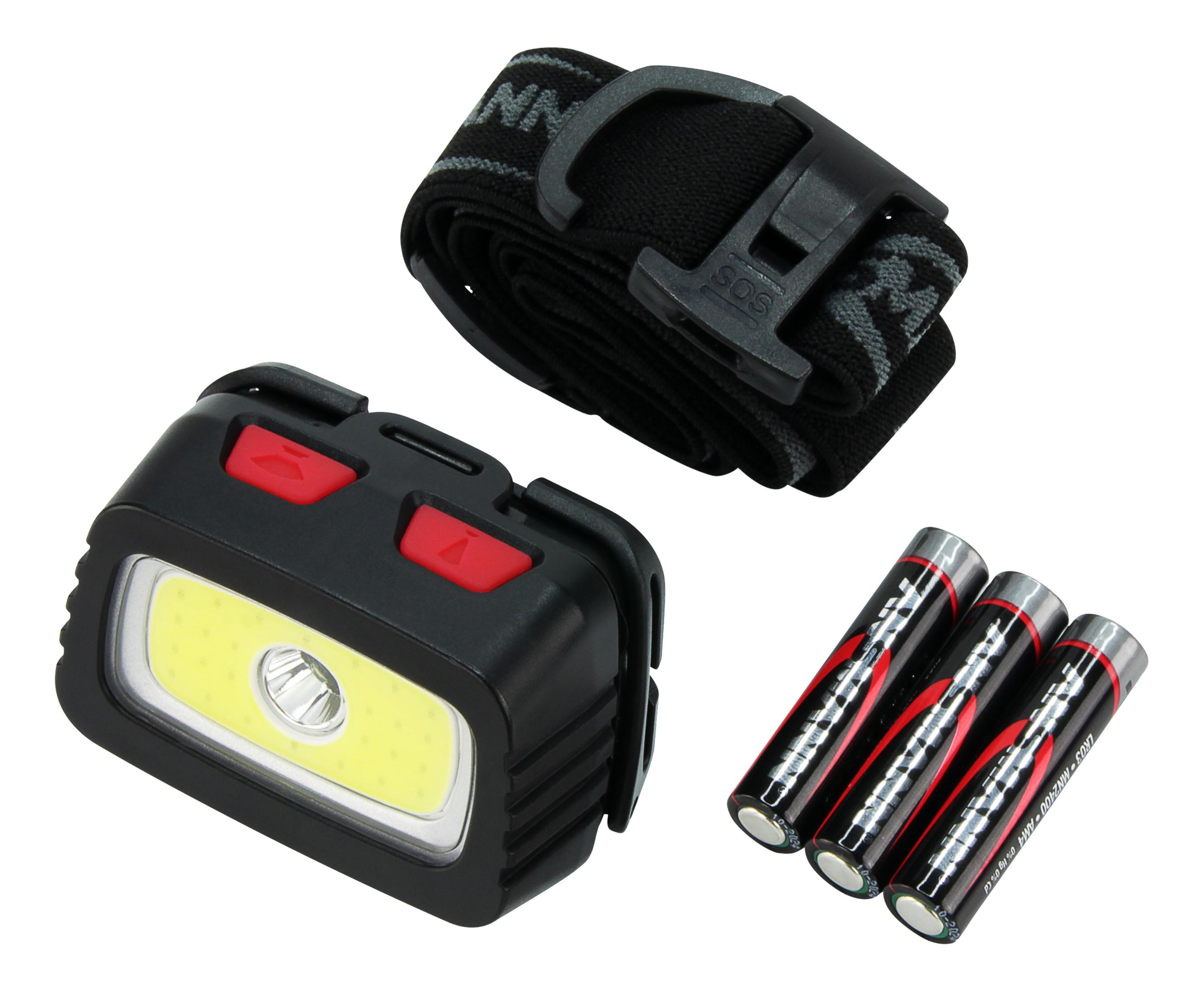 Eine schwarze Stirnlampe mit roten Knöpfen und einem Akkupack mit drei AAA-Batterien.