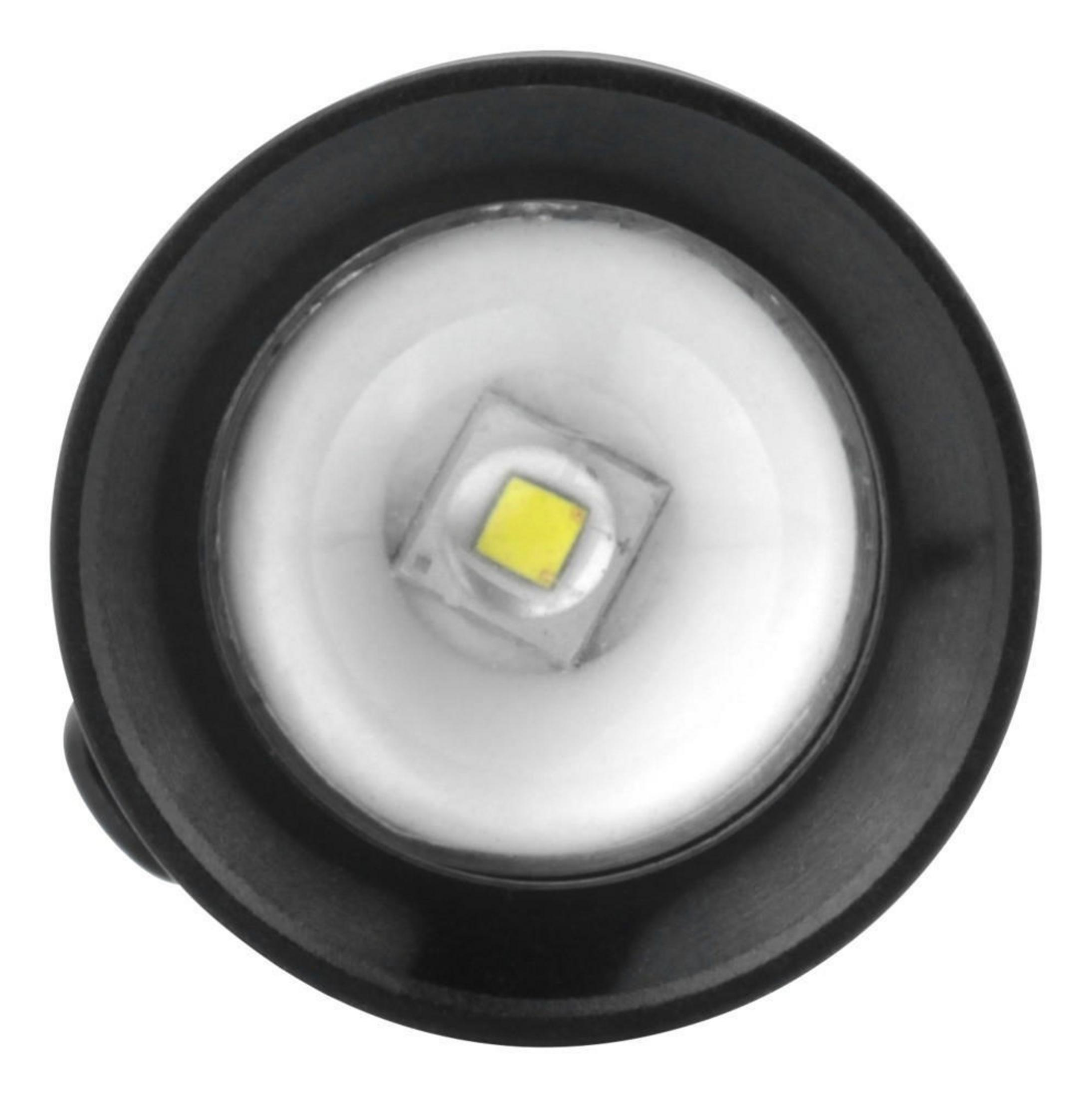 Nahaufnahme einer Taschenlampenlinse. Sie hat ein schwarzes Gehäuse und eine helle, quadratische LED.