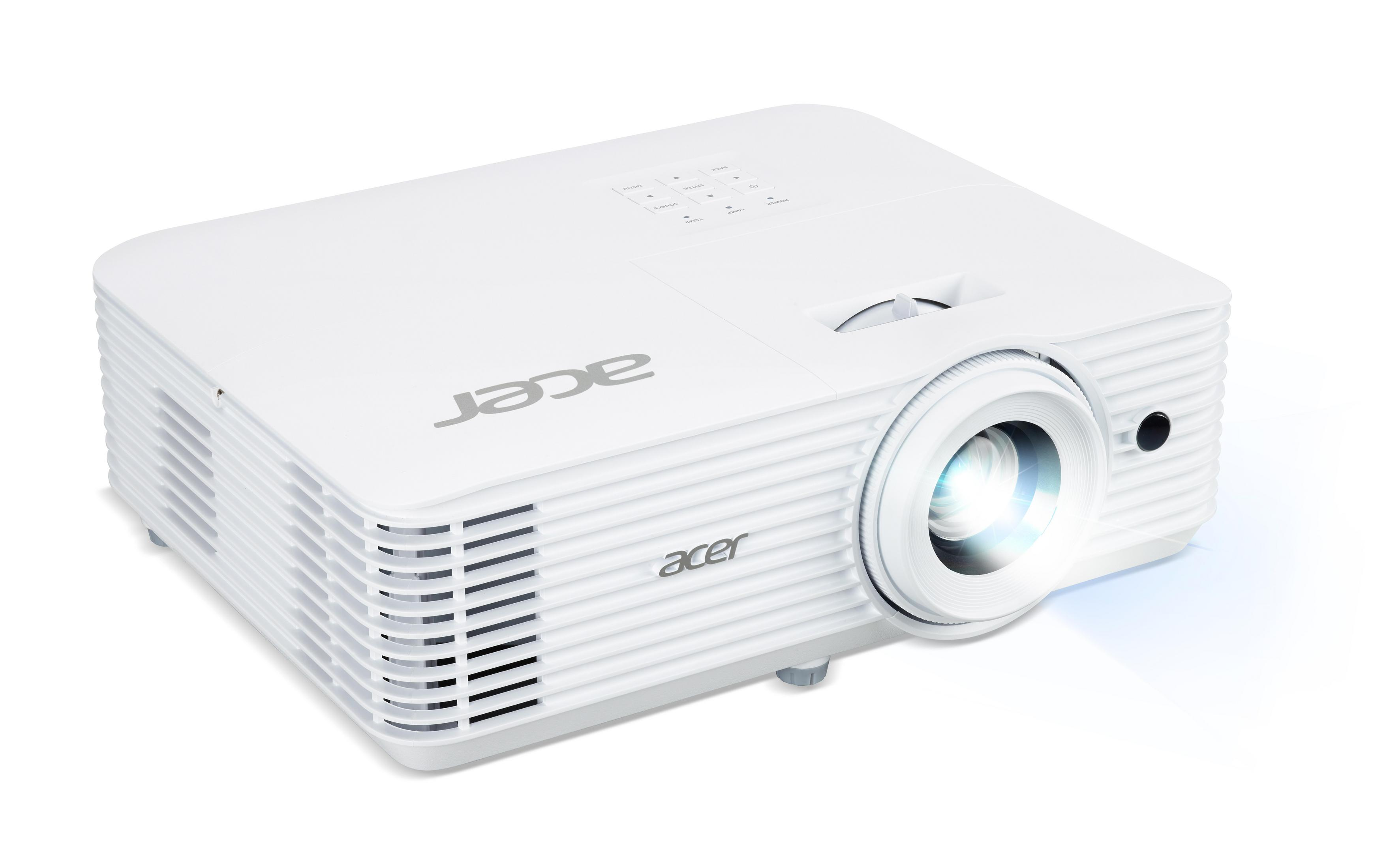 Proyector Acer blanco con una lente que emite luz. Acer está escrito en la parte superior y lateral.