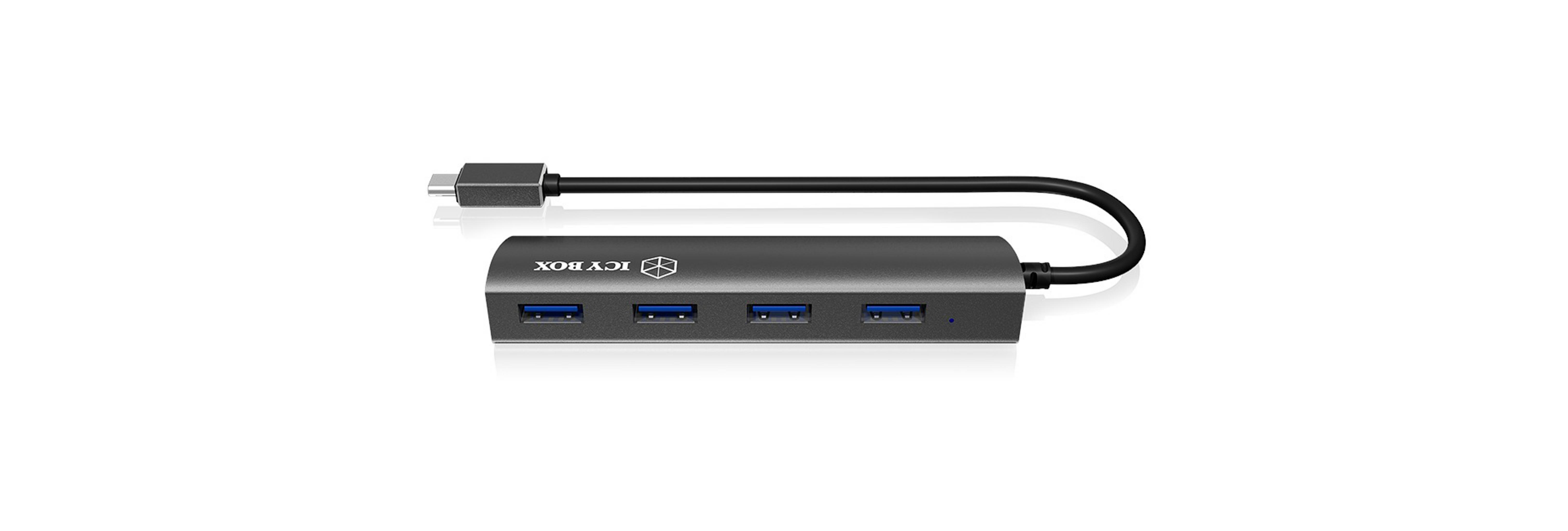 Ein schwarzer USB-Hub mit vier Anschlüssen und einem USB-C-Kabel. Der Markenname ist ICY BOX.