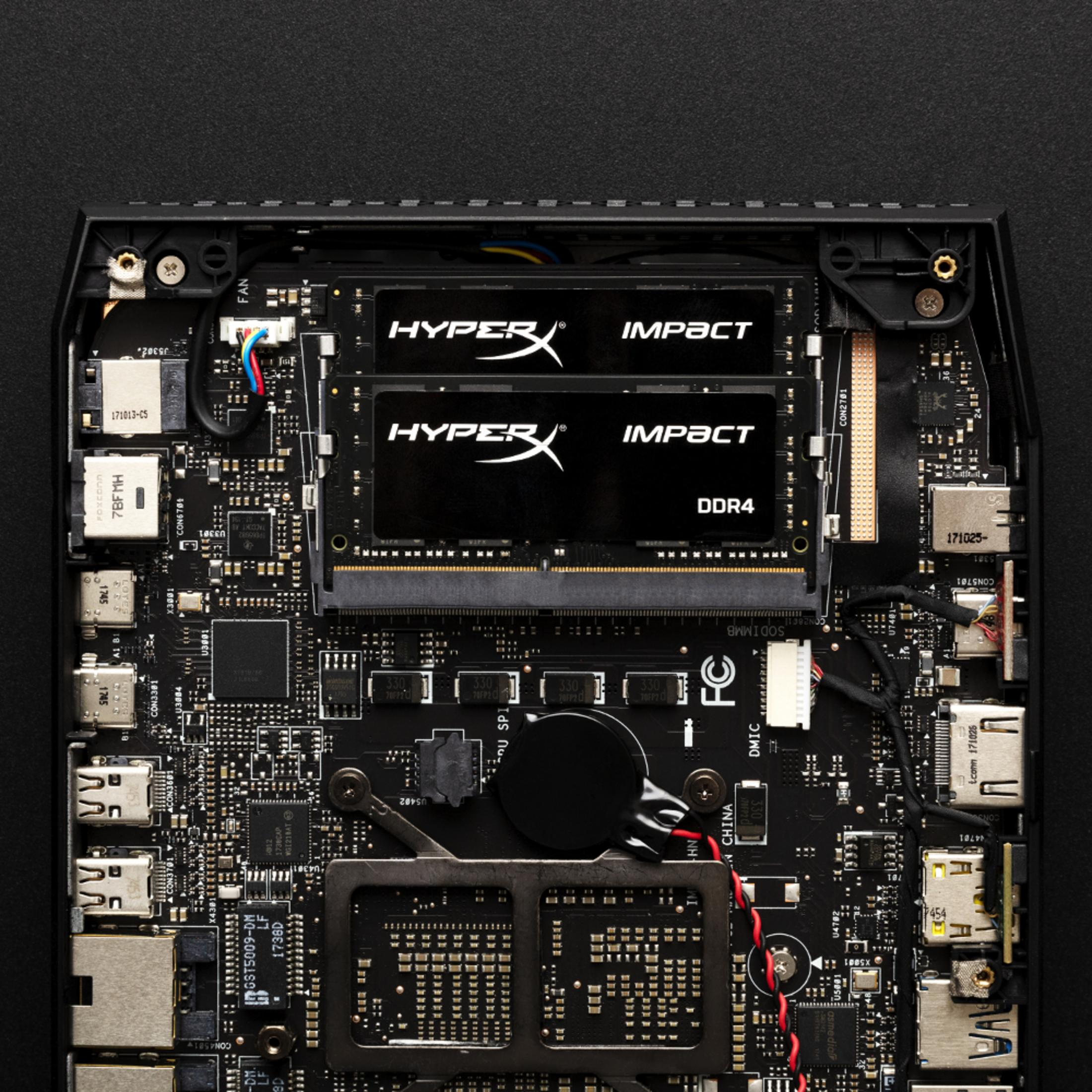Scheda madre del computer con moduli RAM HyperX Impact DDR4 installati.
