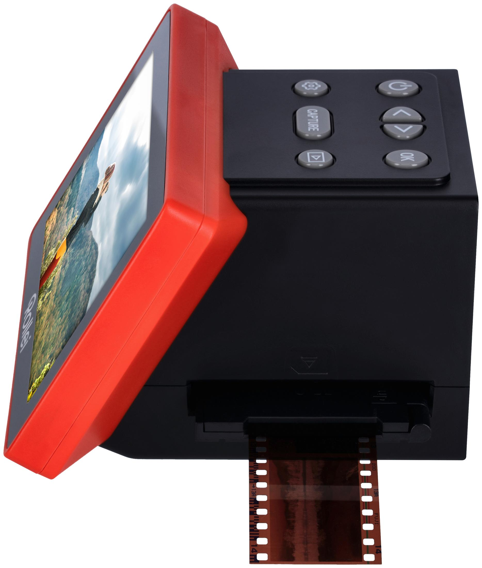Schwarzer und roter Filmscanner mit herausragendem Filmstreifen. Der Bildschirm zeigt ein Foto.
