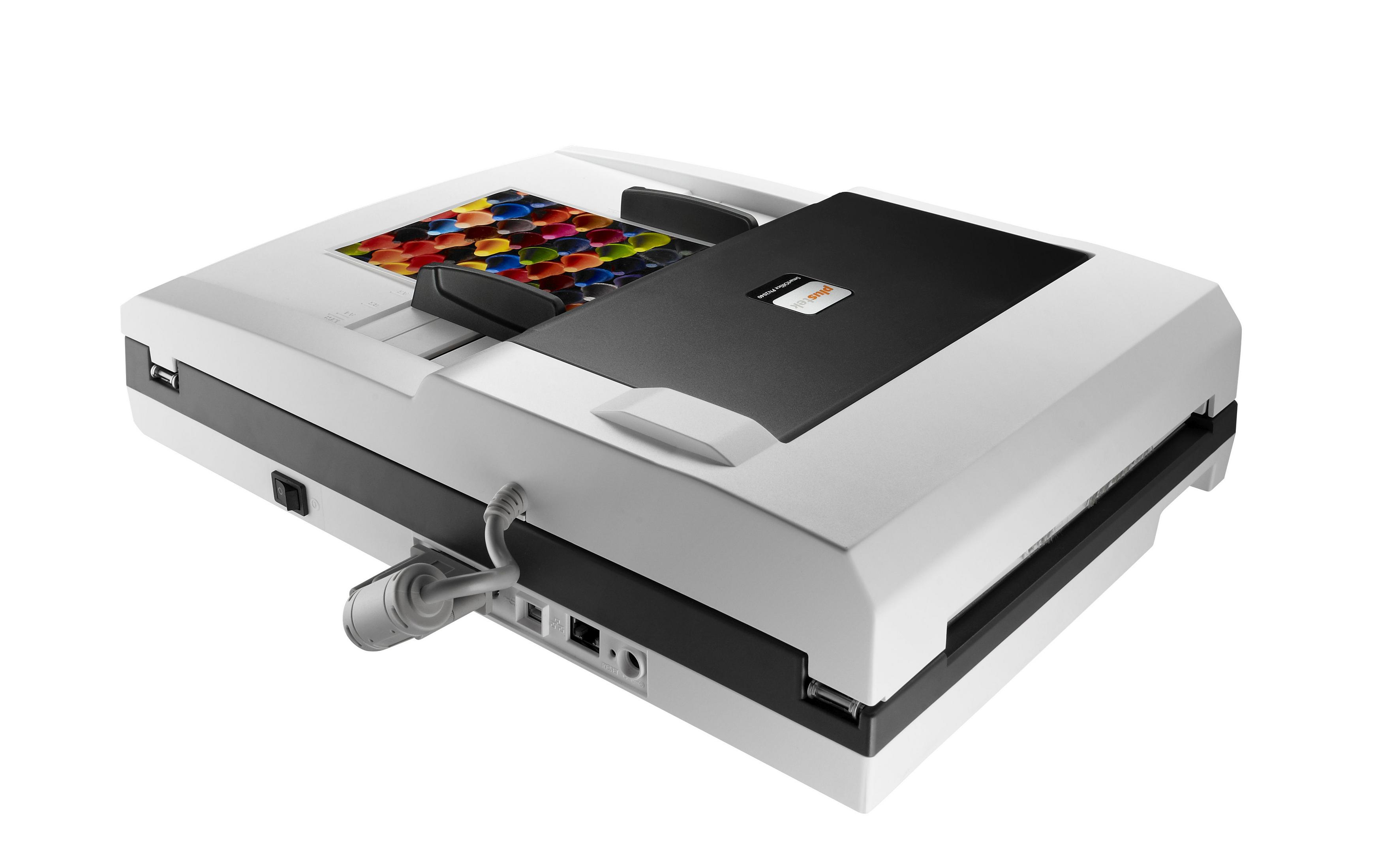 Skaner płaski, biało-czarny. Jest otwarty, wyświetlając kolorowy obraz na szkle.