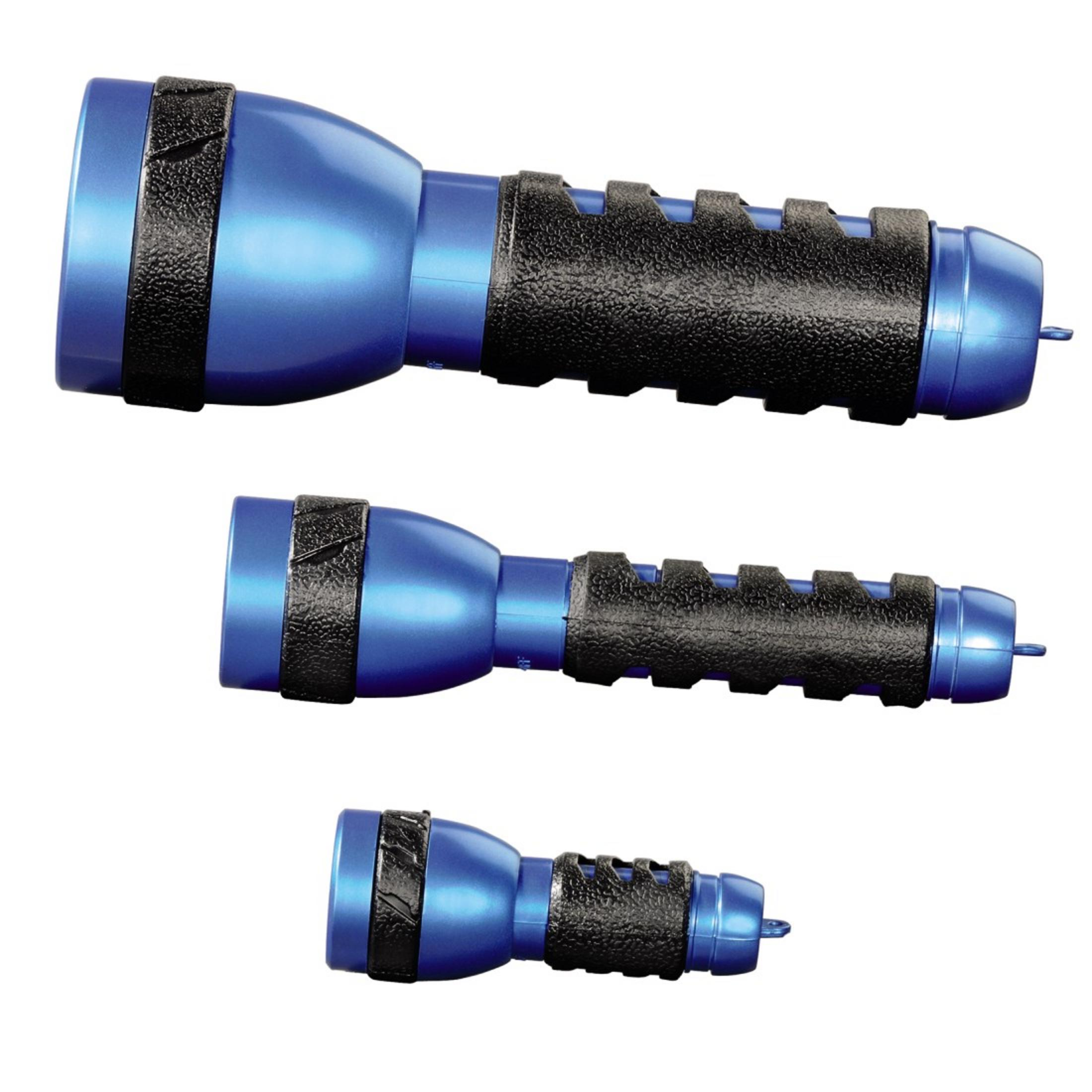 Trzy niebieskie latarki z czarnymi uchwytami na białym tle, o różnych rozmiarach.