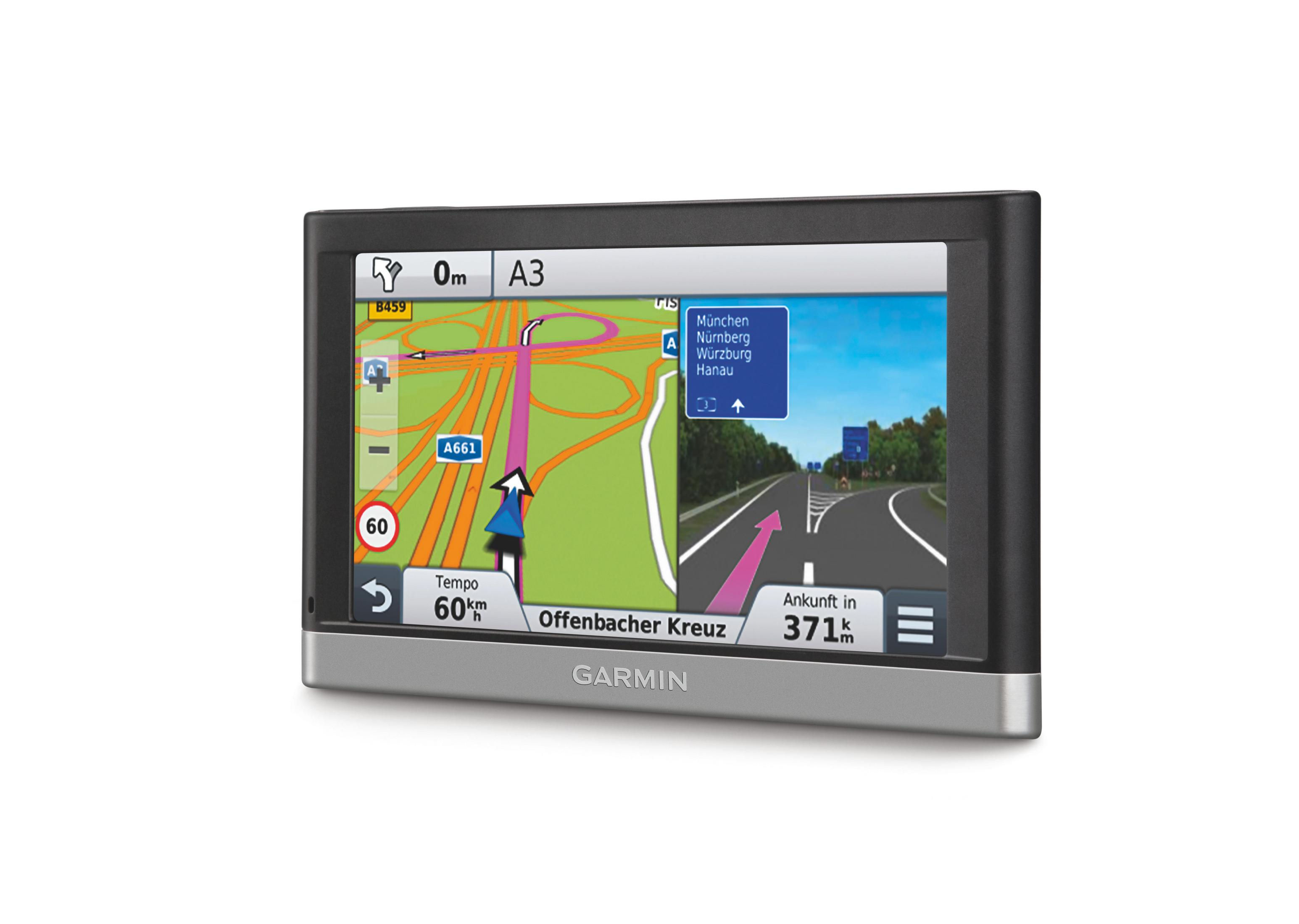 GPS-Gerät, das eine Karte anzeigt. Zeigt eine Straße und Zielinformationen. Weißer Hintergrund.