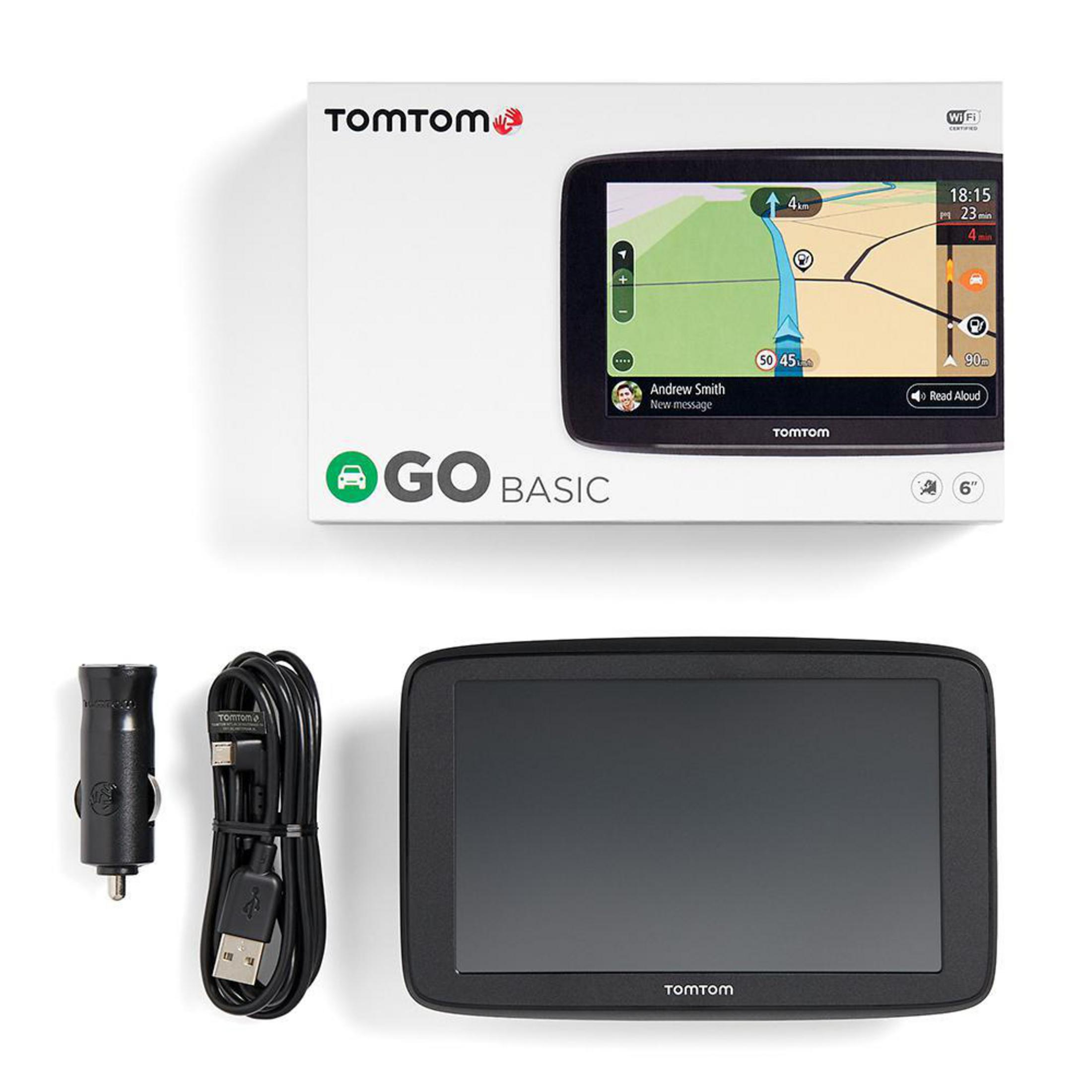 Urządzenie GPS TomTom z pudełkiem, ładowarką i kablem. Pokazuje mapę i informacje o czasie.