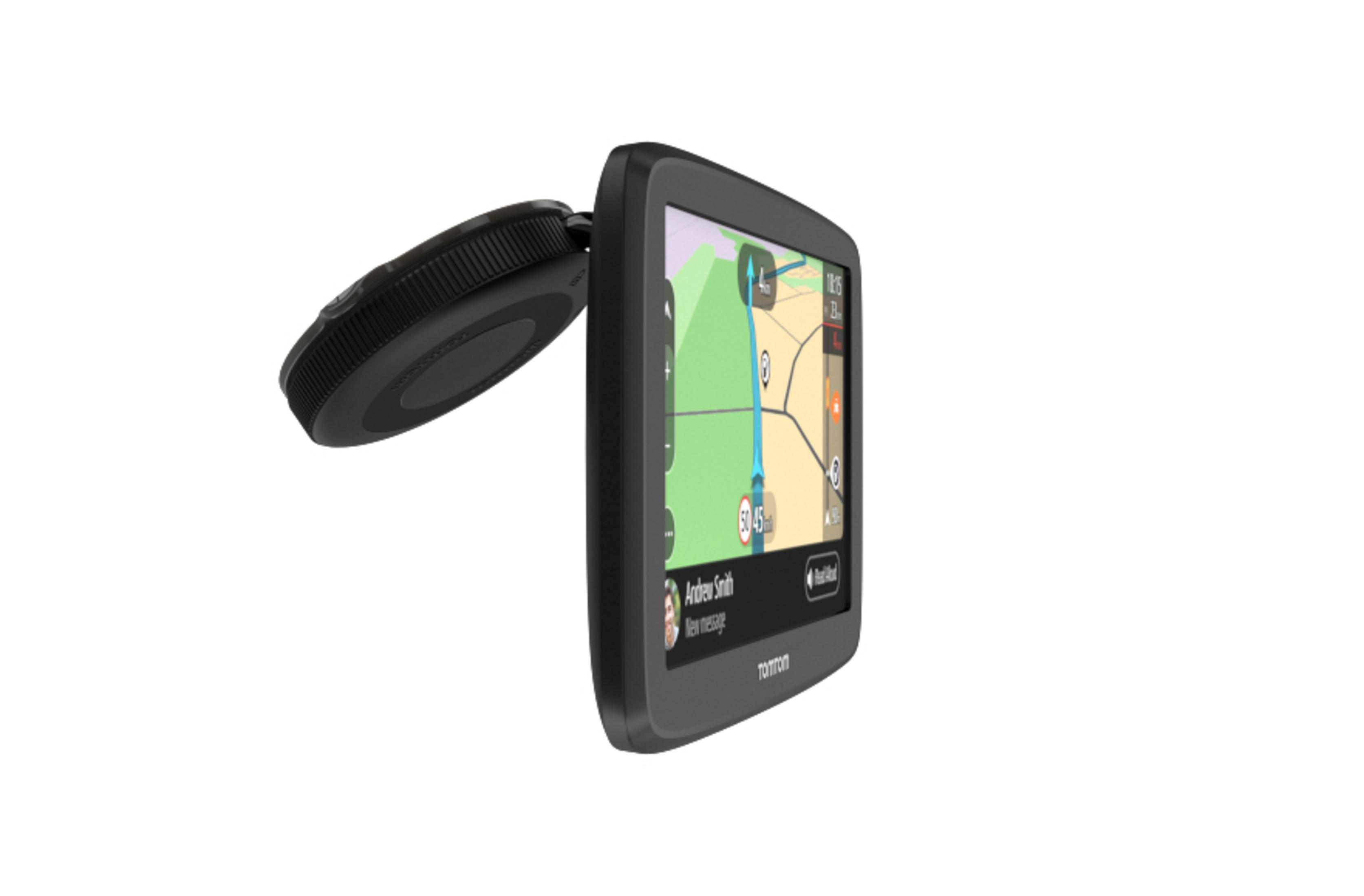 Urządzenie GPS TomTom jest ustawione pod kątem, aby pokazać mapę i menu. Urządzenie jest czarne z czarnym uchwytem.