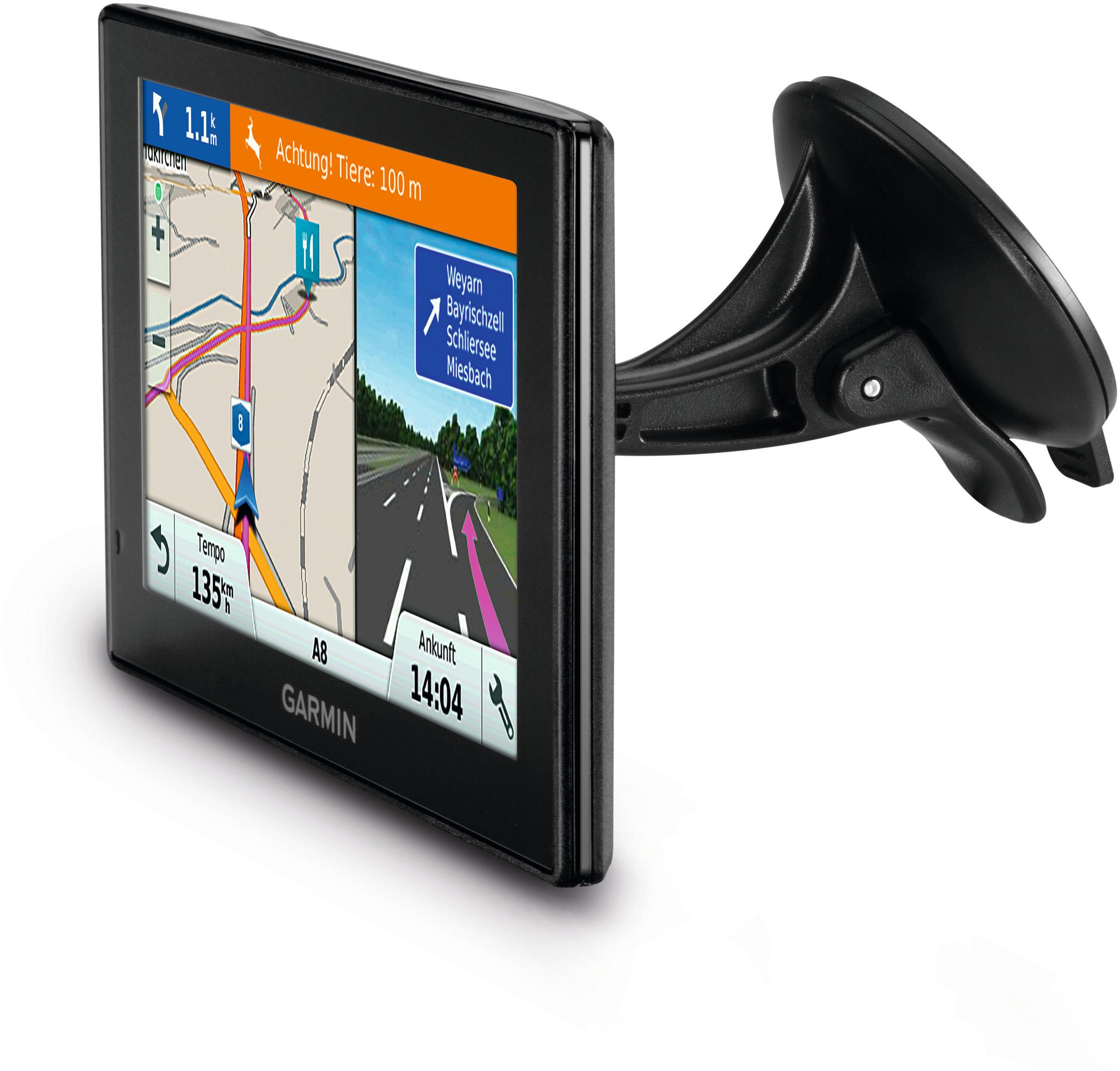 Ein Garmin-GPS-Gerät auf einer Autohalterung. Der Bildschirm zeigt eine Karte mit einer Route und Geschwindigkeitsinformationen.