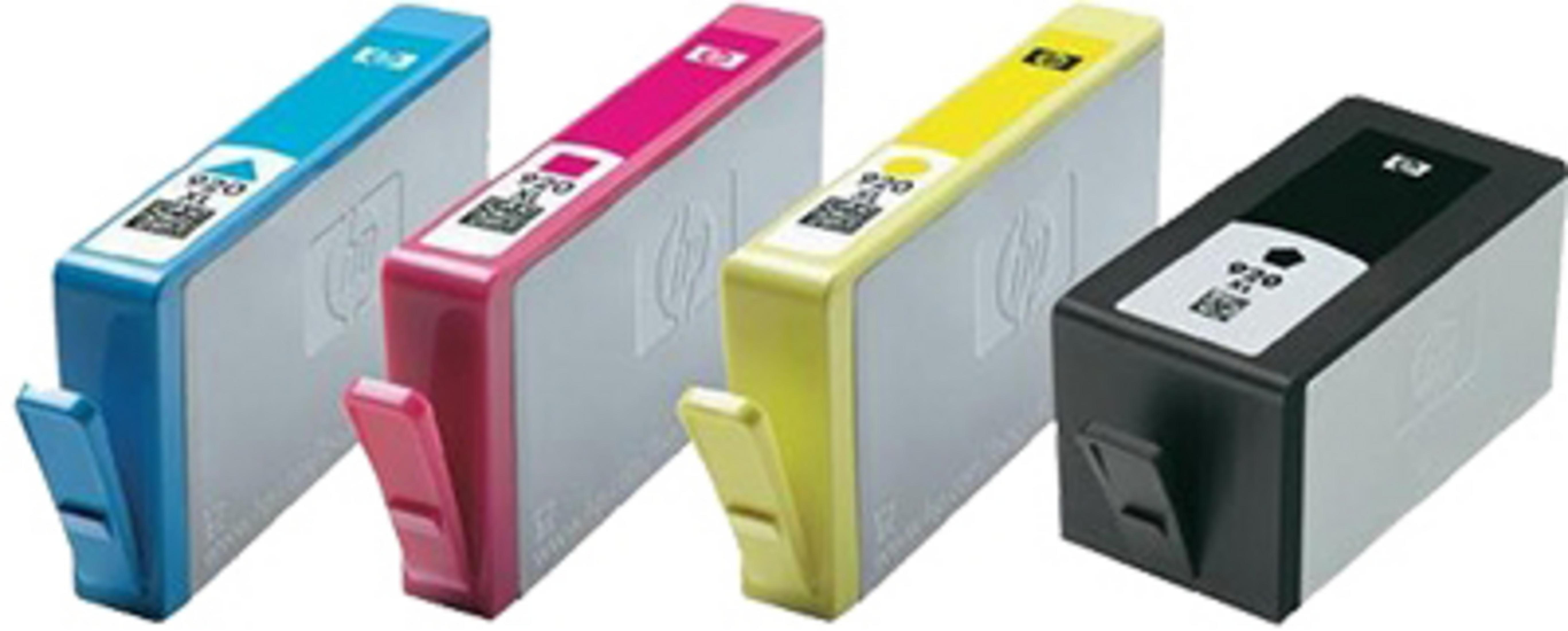 Vier HP Tintenpatronen in Blau, Pink, Gelb und Schwarz.
