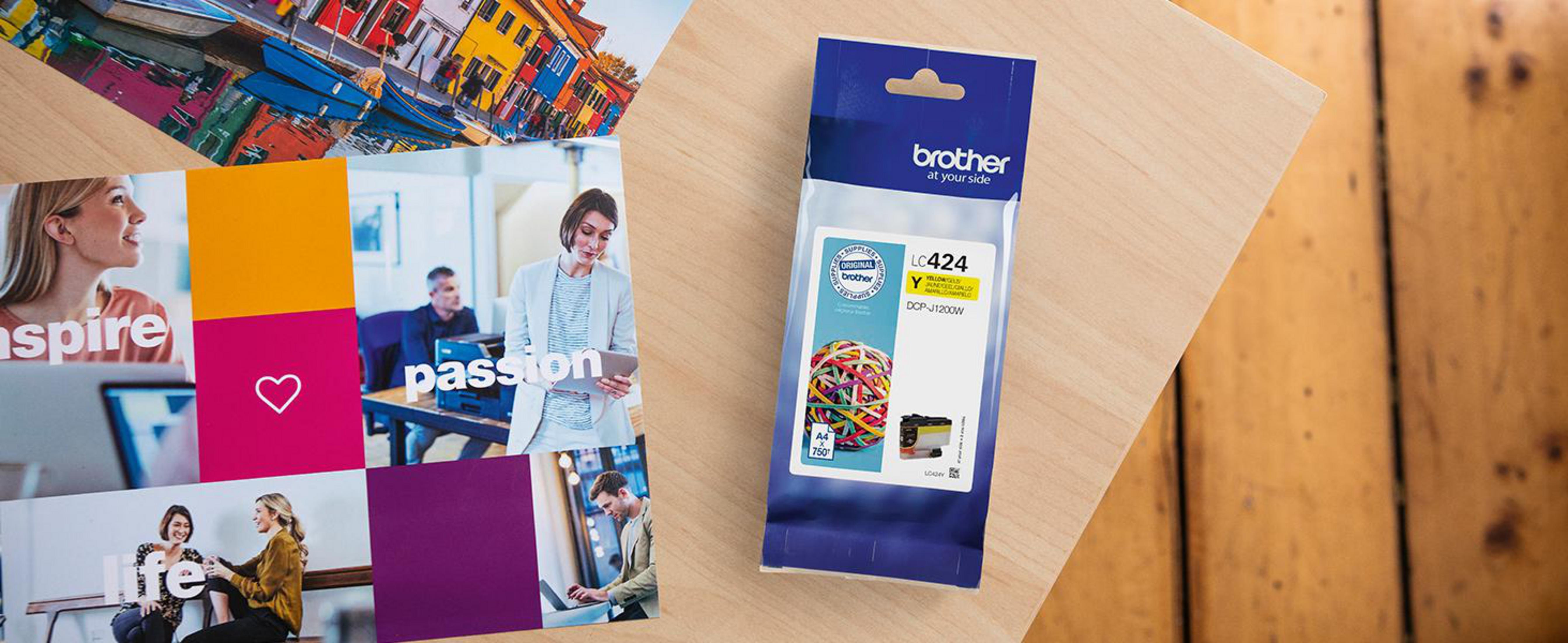 Pudełko z wkładami atramentowymi Brother ze zdjęciami i tekstem. Pudełko zawiera kolorowe wkłady atramentowe.