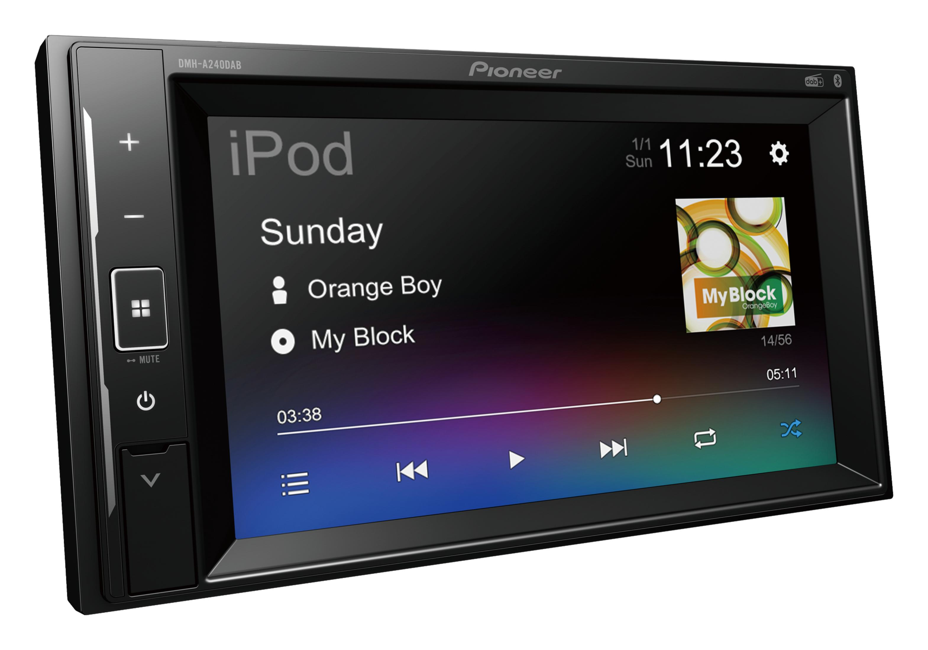 Pioneer Autoradio. Schwarzer Bildschirm mit iPod-Oberfläche. Weißer Hintergrund.