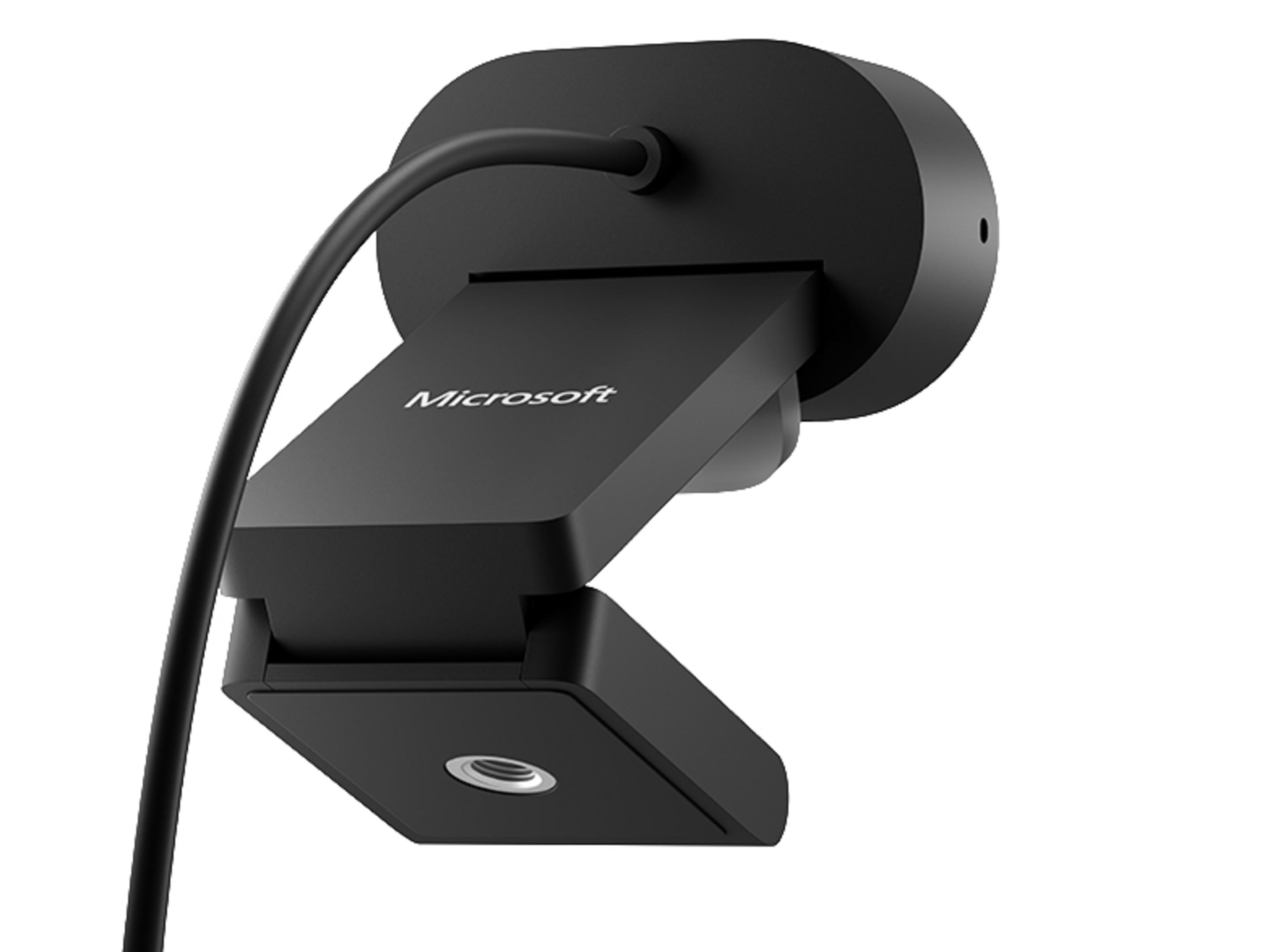 Czarna kamera internetowa Microsoft, przymocowana do monitora, z elastycznym zawiasem i długim kablem.