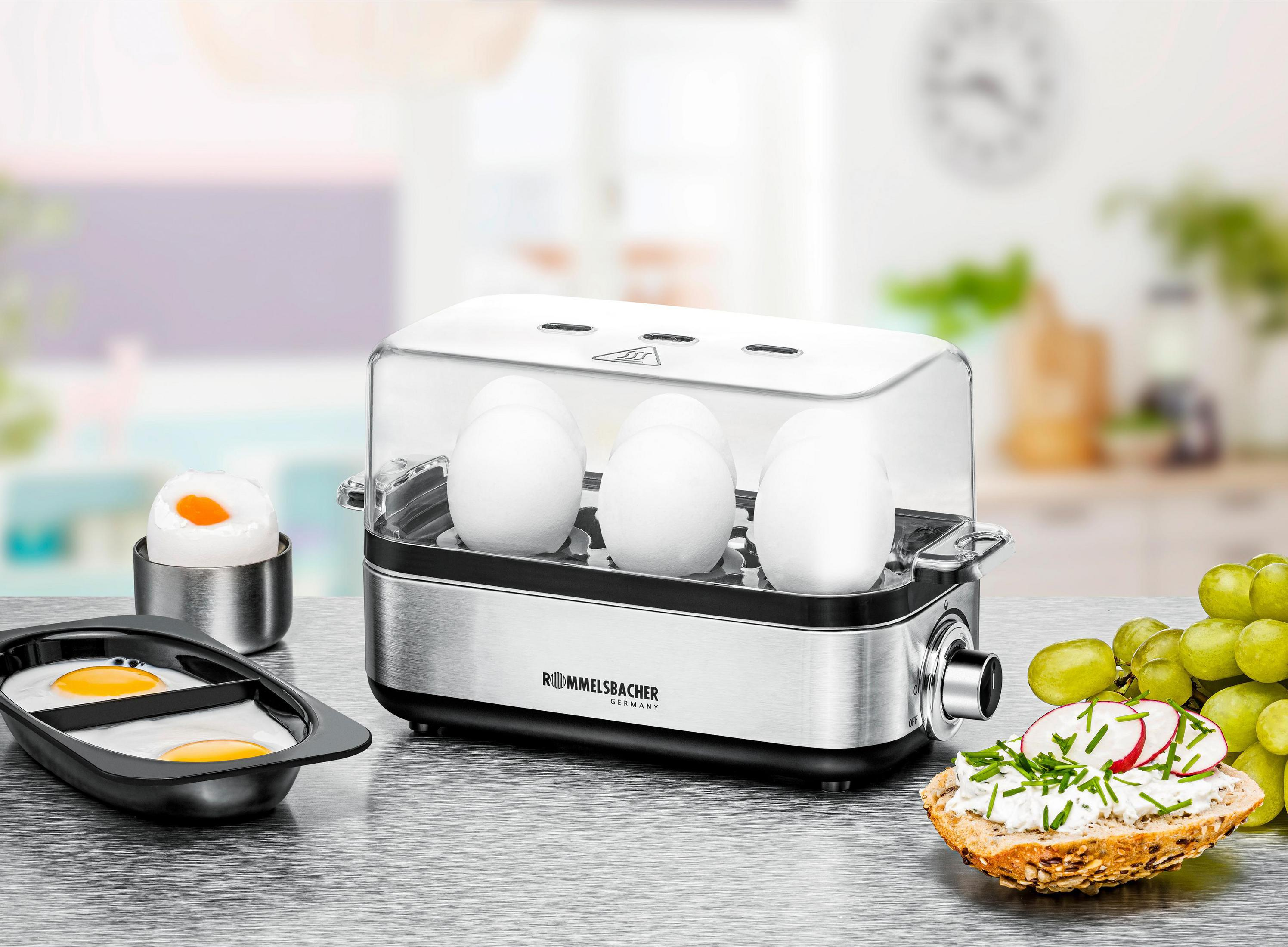 Jajowar z jajkami. Jajka i jedzenie na śniadanie na stole. Kuchnia w tle.