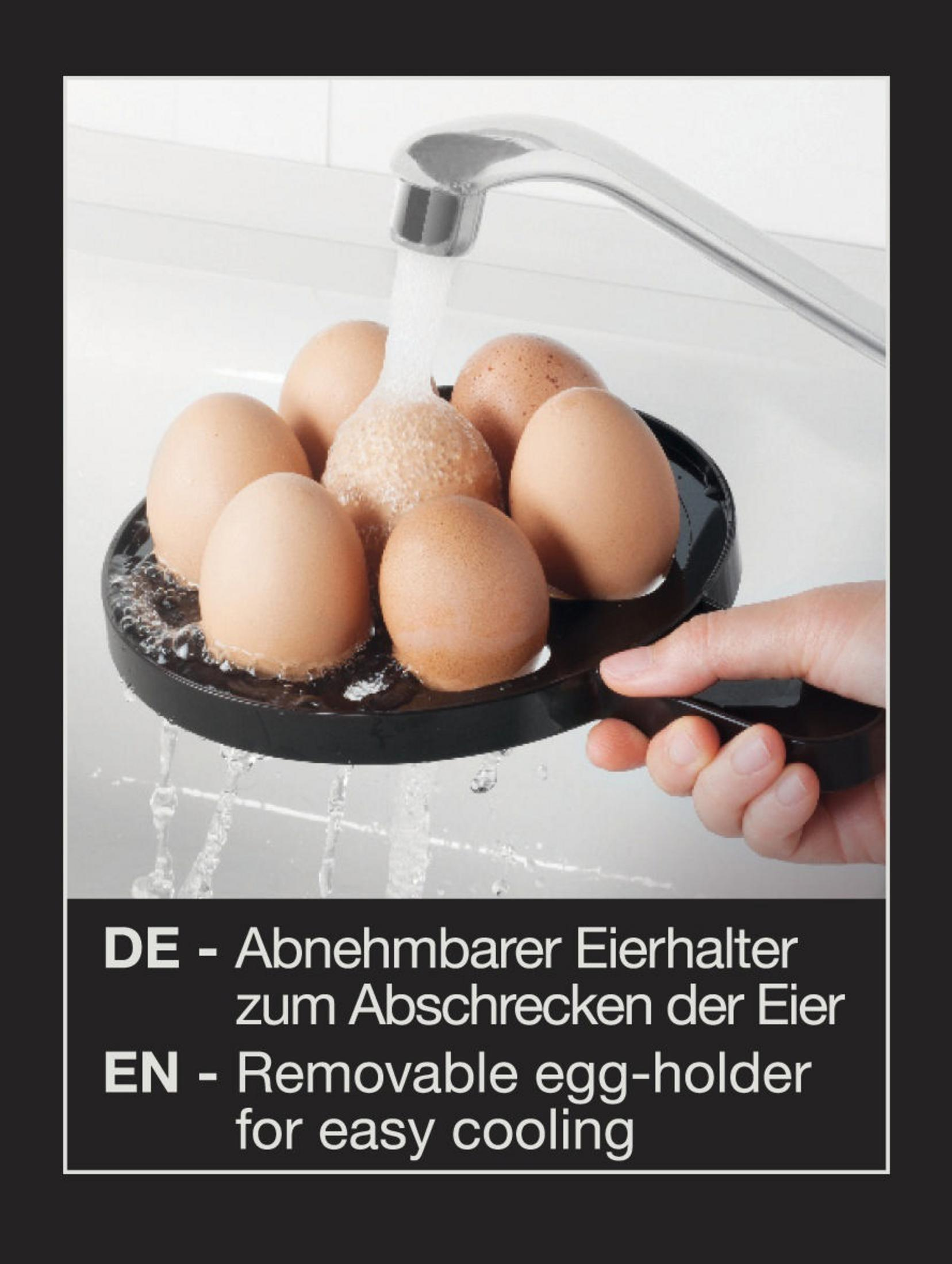 Eier in einem schwarzen Halter unter fließendem Wasser.