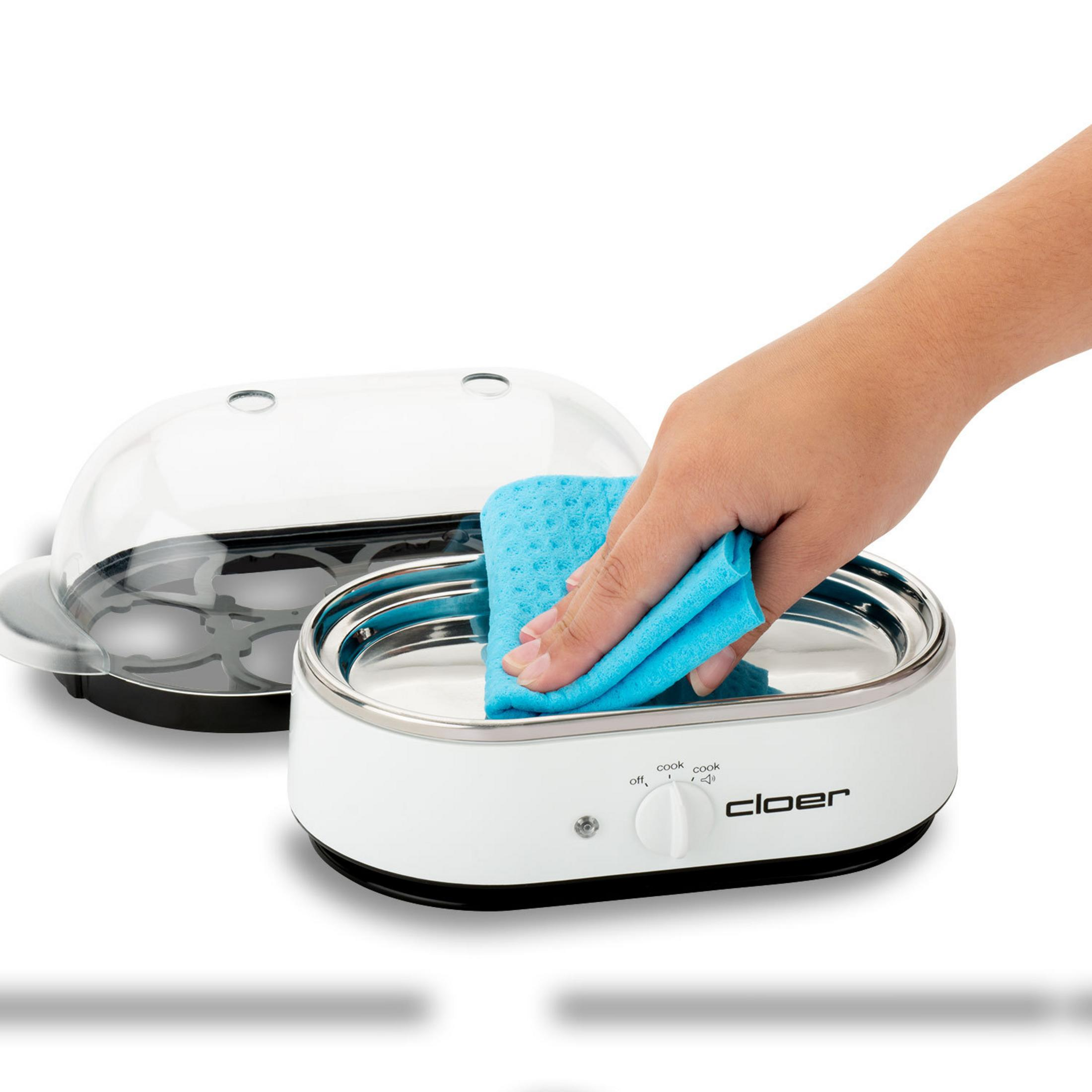 Osoba czyści biało-srebrny parowar do jajek niebieską szmatką.