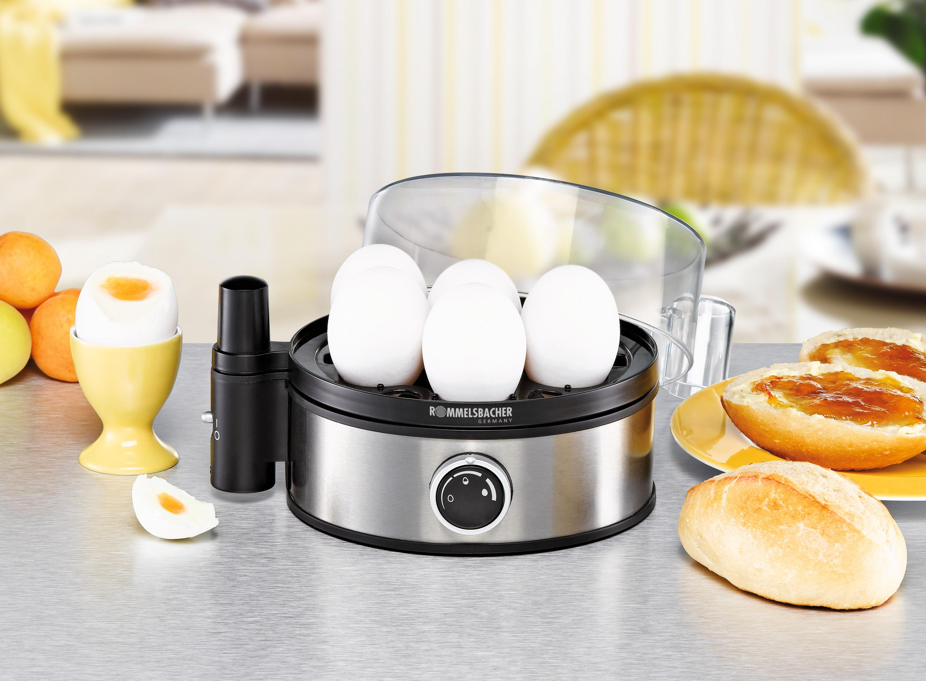 Gotowacz do jajek z jajkami, chleb z dżemem i jajko w filiżance.