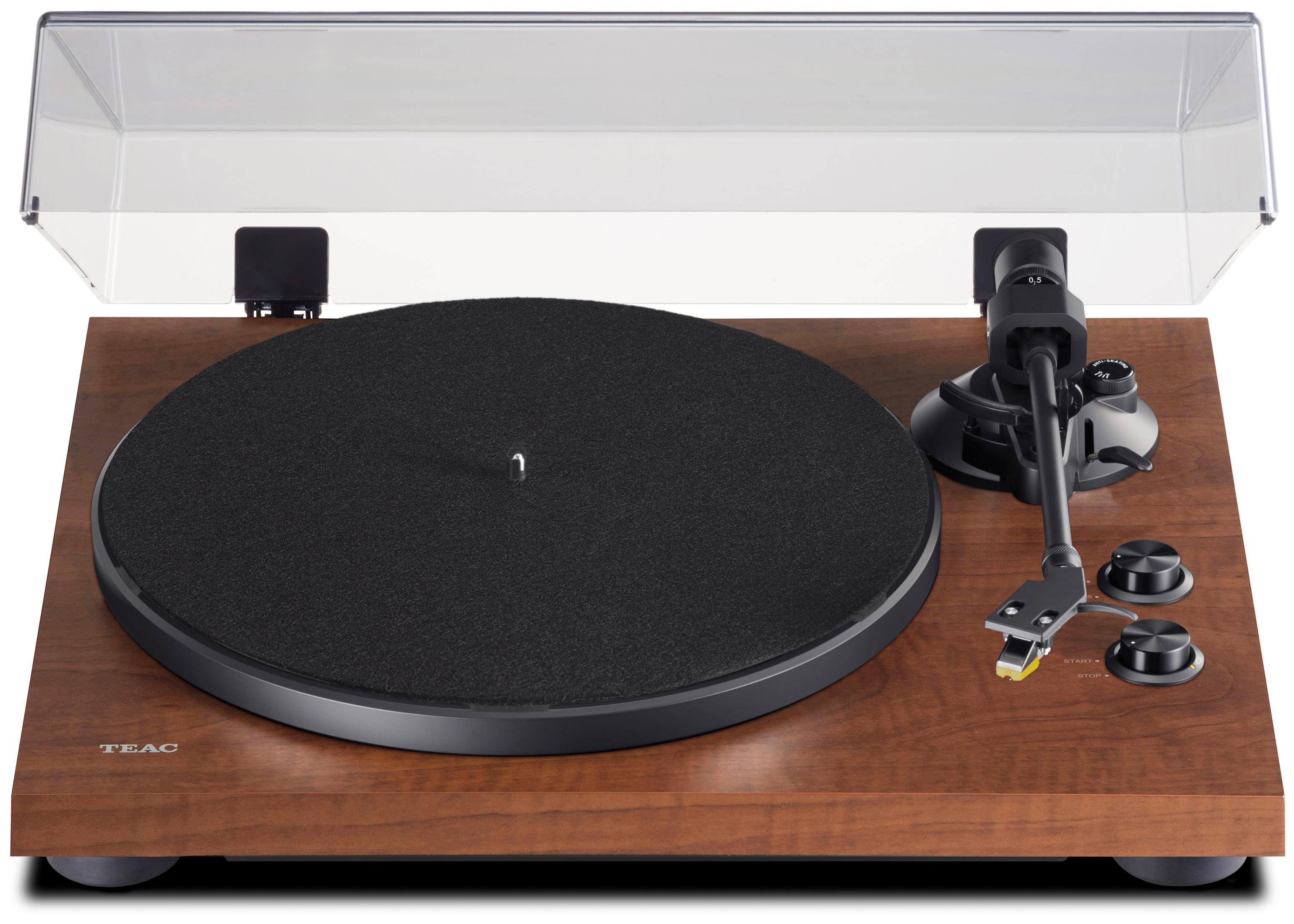 Un giradischi in legno con un disco in vinile nero. Un coperchio trasparente è aperto. Lo sfondo è bianco.