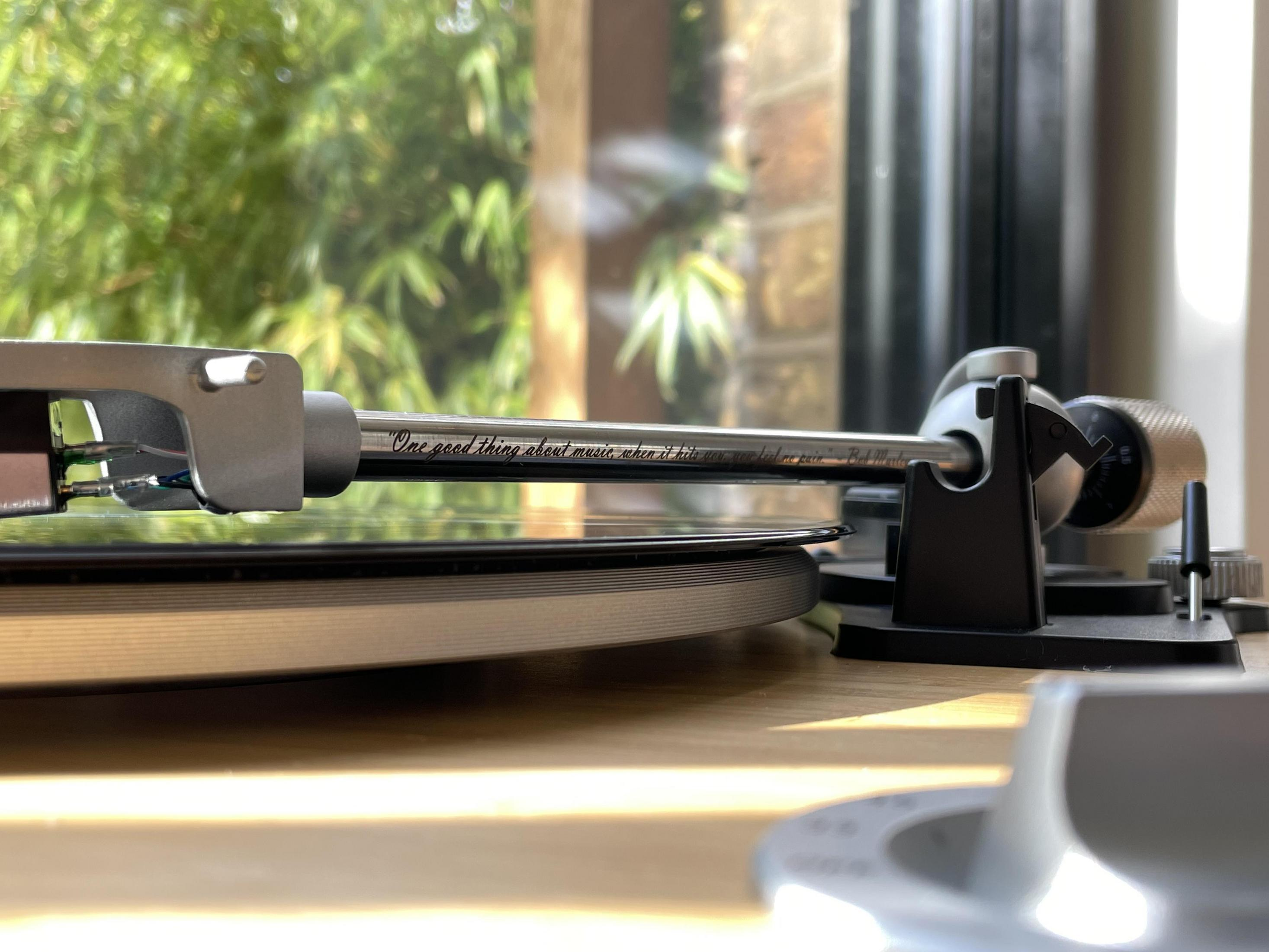 Bras de platine et disque. Texte sur le bras : 'One good thing about music...'