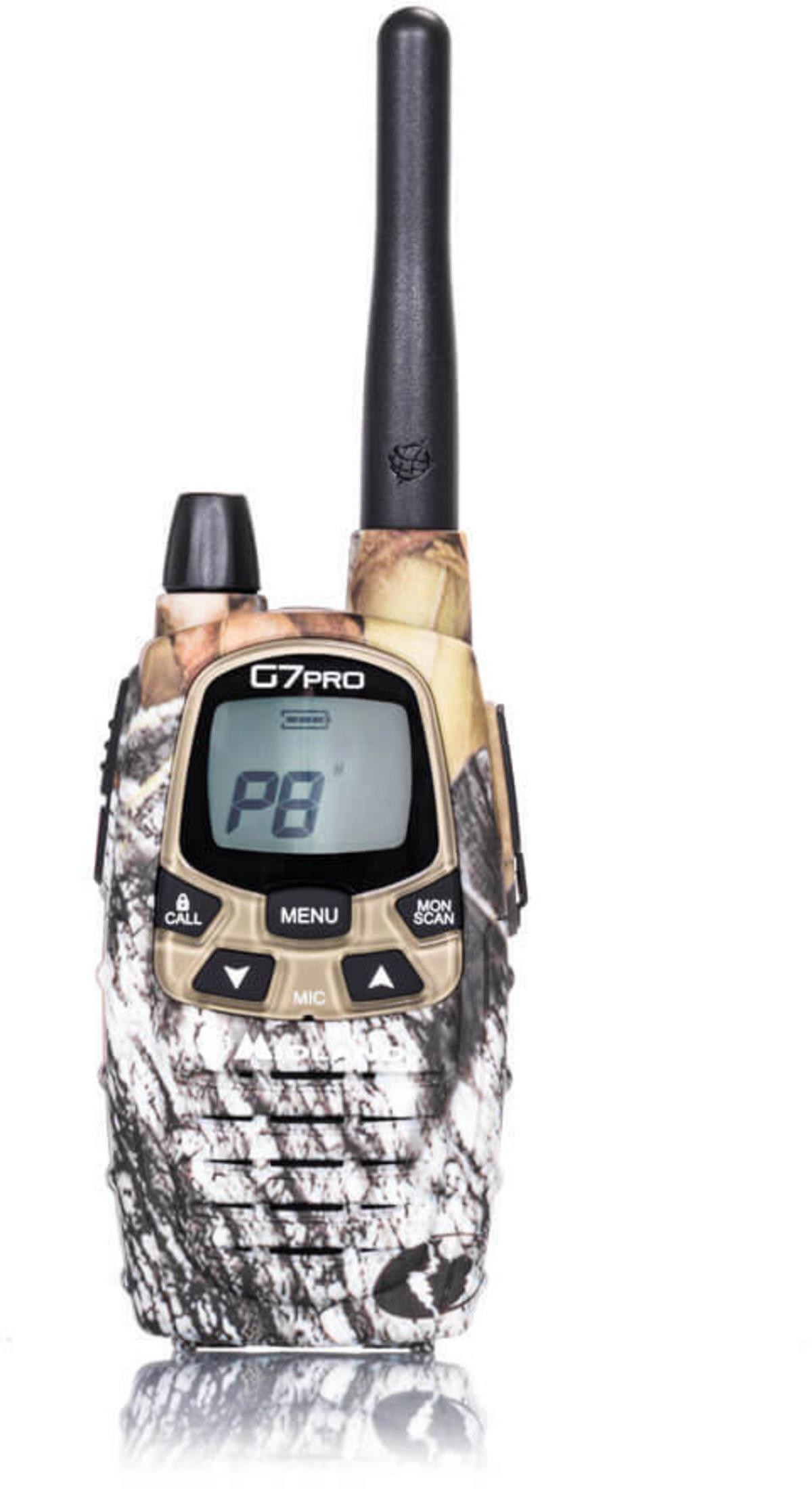 Ein tarnfarbenes Walkie-Talkie mit einem Bildschirm, der Informationen anzeigt, isoliert auf Weiß.