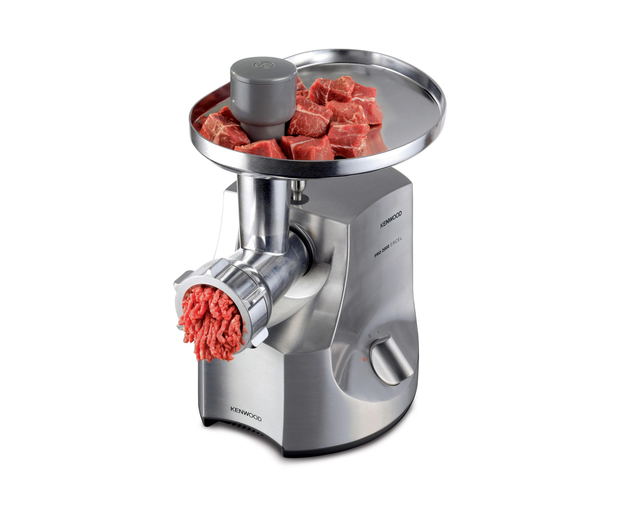 Srebrna maszynka do mięsa Kenwood z surowym mięsem i mielonym mięsem.