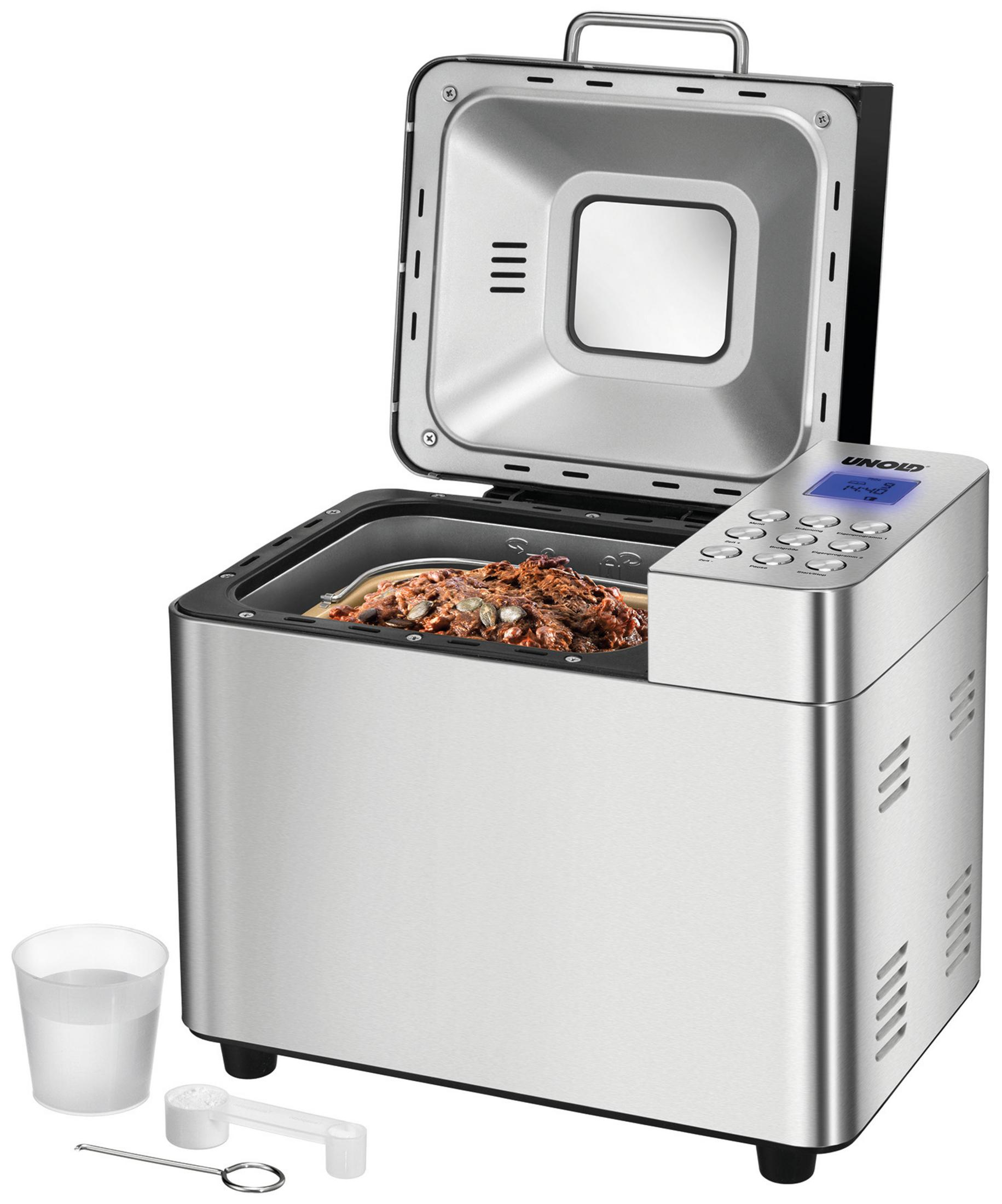 Ein Edelstahl-Brotbackautomat mit geöffnetem Deckel, der Brot im Inneren zeigt, und Zubehör daneben.
