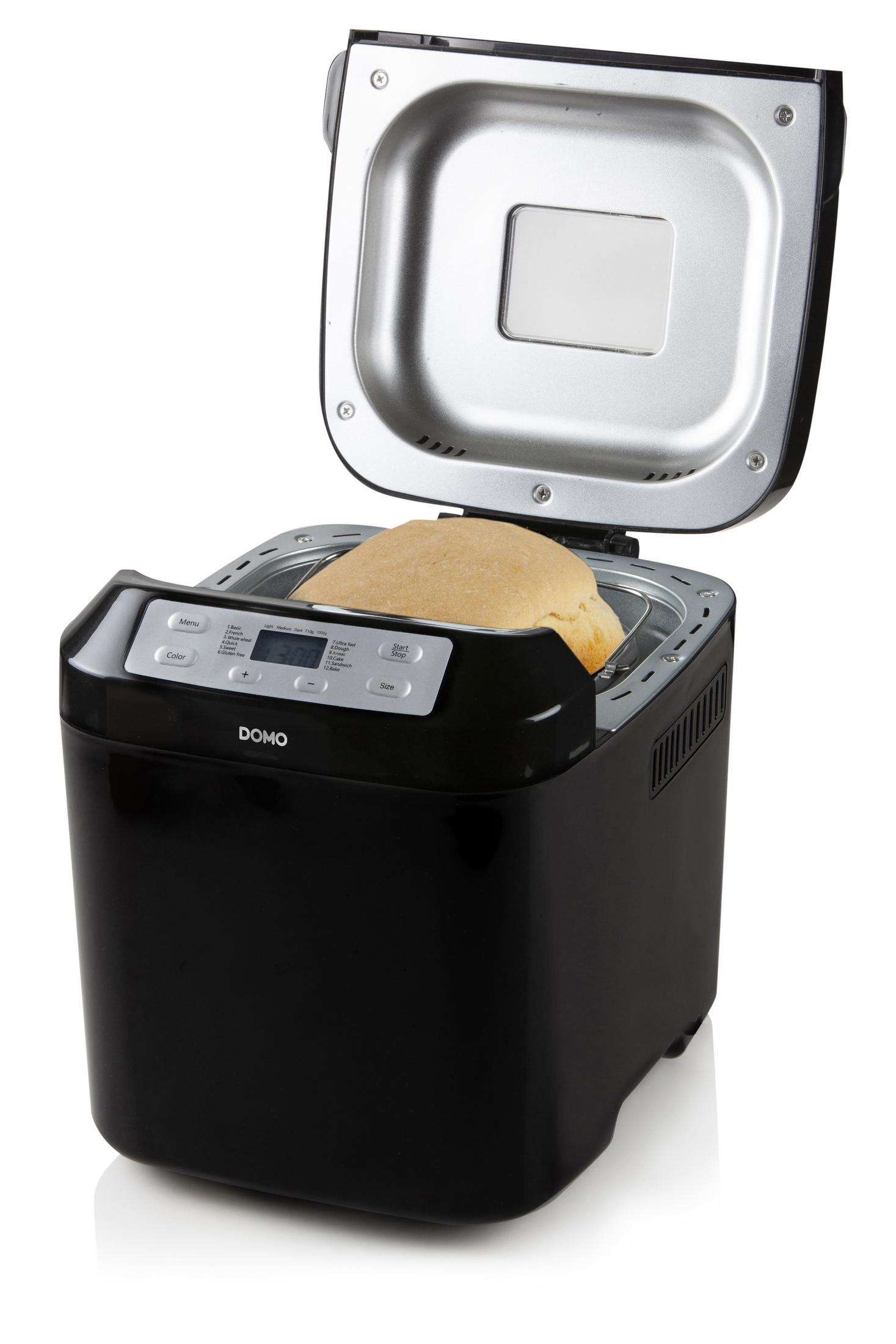 Schwarze Brotbackmaschine mit offenem Deckel. Frisch gebackenes Brot ist in der Maschine sichtbar.