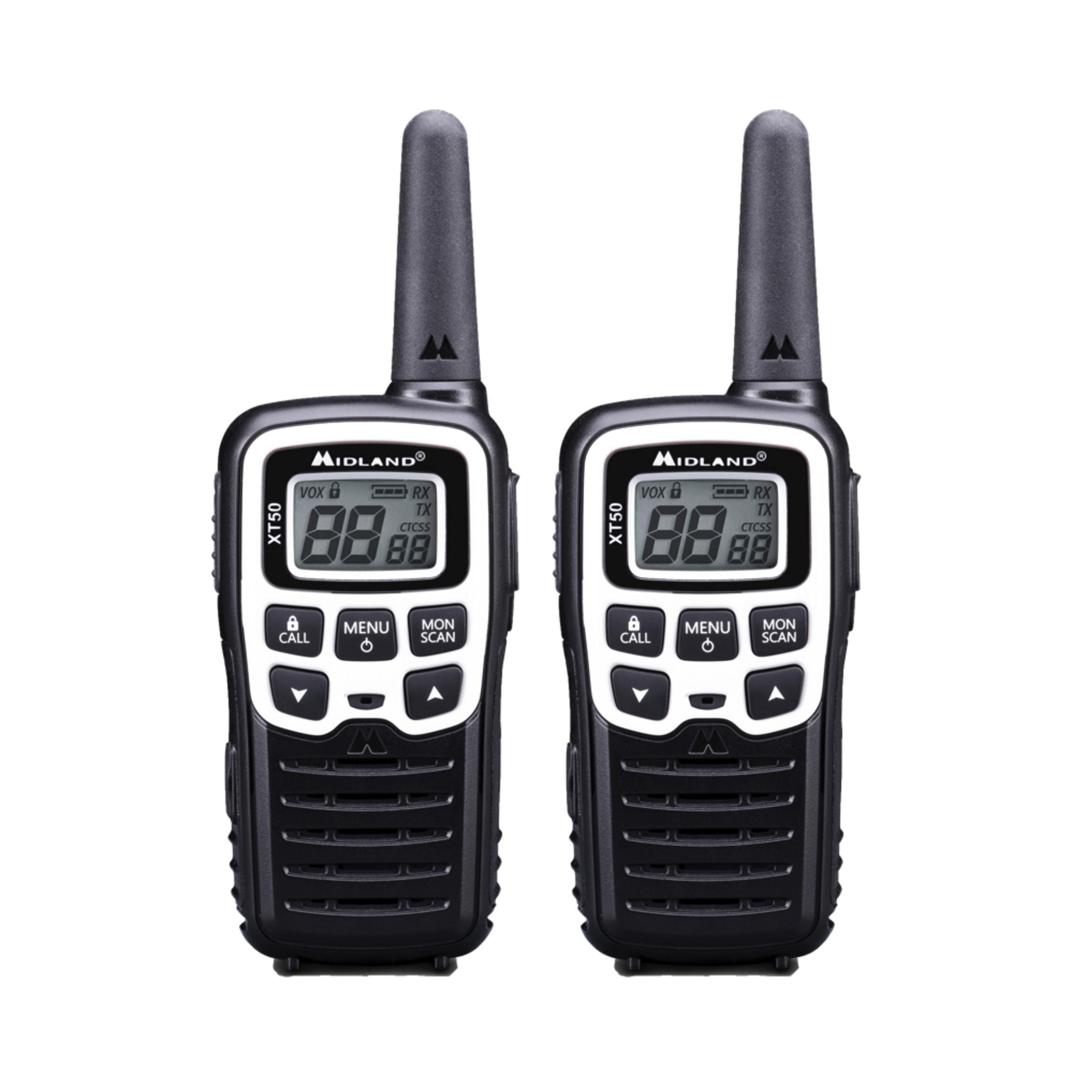 Zwei schwarze Midland XT50 Walkie-Talkies mit weißen Knöpfen und Display. Weißer Hintergrund.