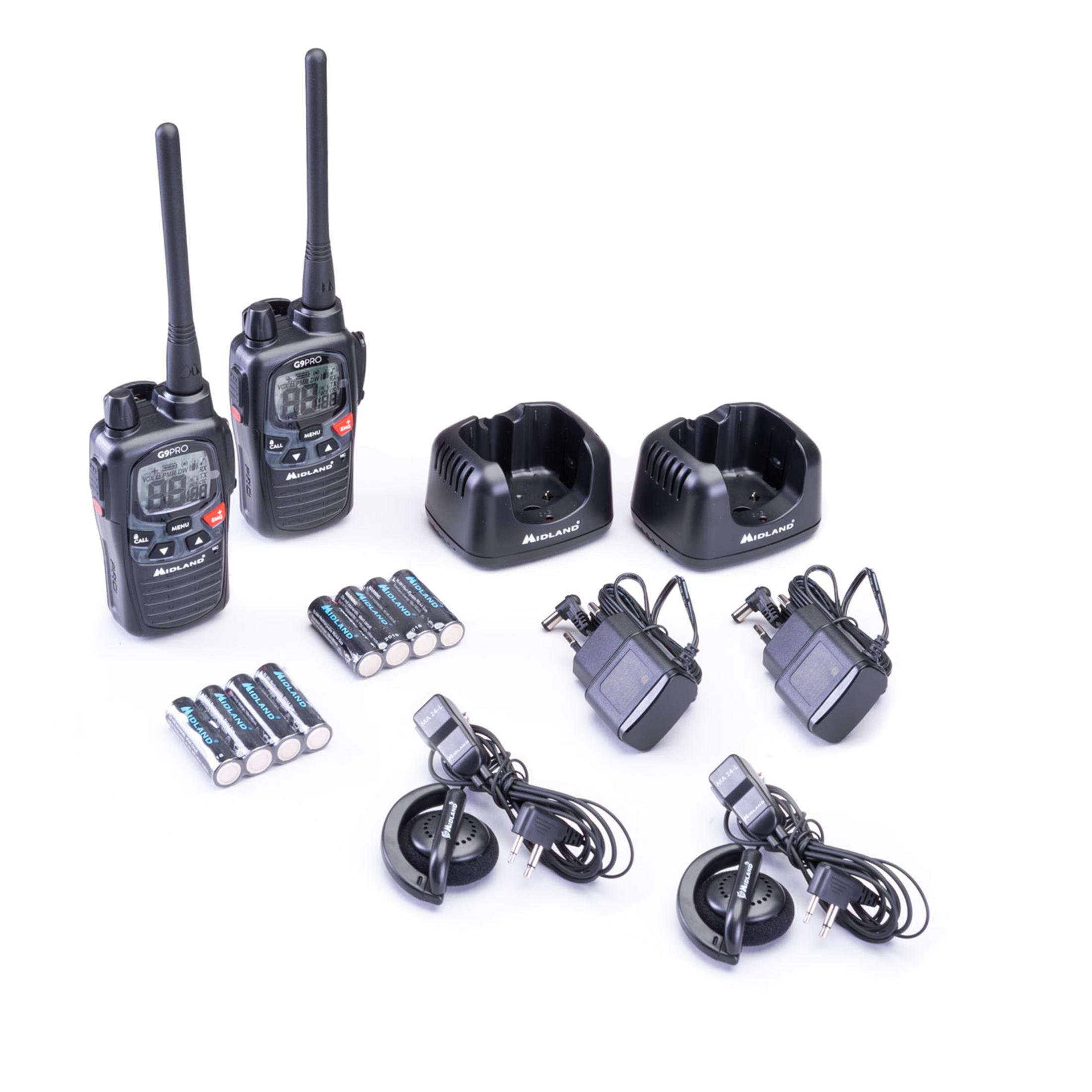 Zwei Midland Walkie-Talkies, Ladegeräte, Batterien und Headsets. Schwarz und Weiß.