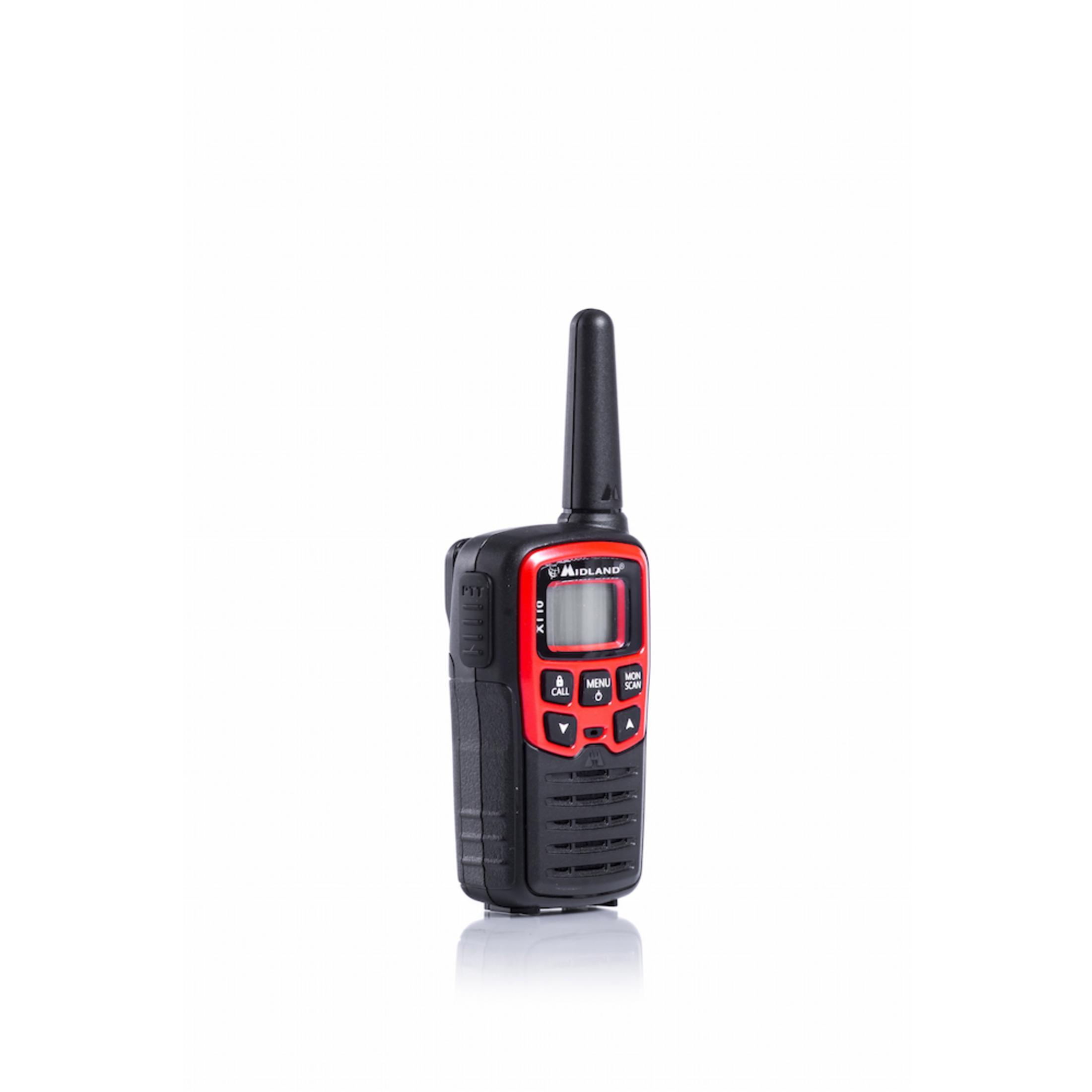 Un walkie-talkie Midland X-110 nero e rosso su sfondo bianco. Antenna visibile.