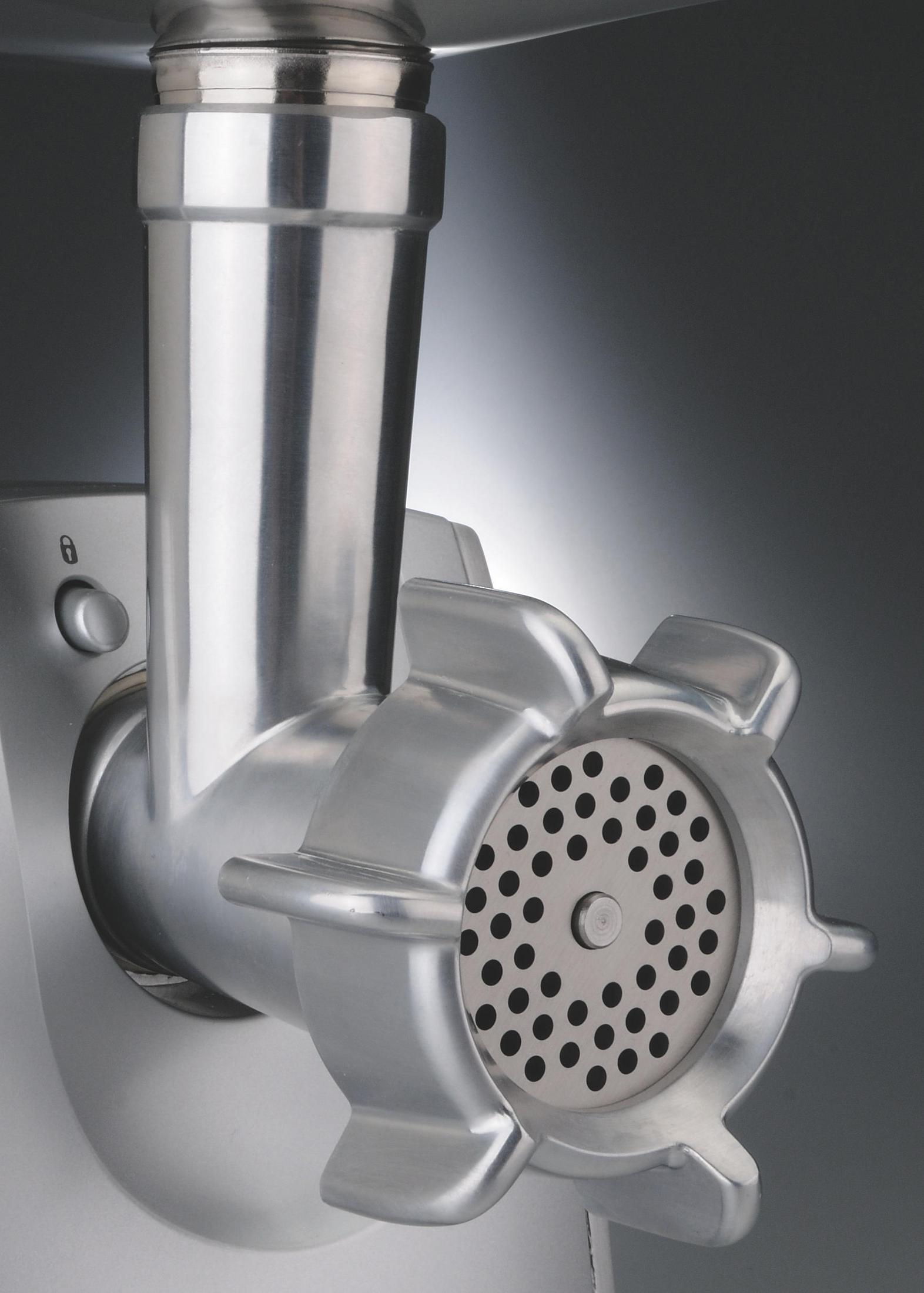 Srebrna głowica maszynki do mięsa, zbliżenie, ostrość na płycie tnącej.