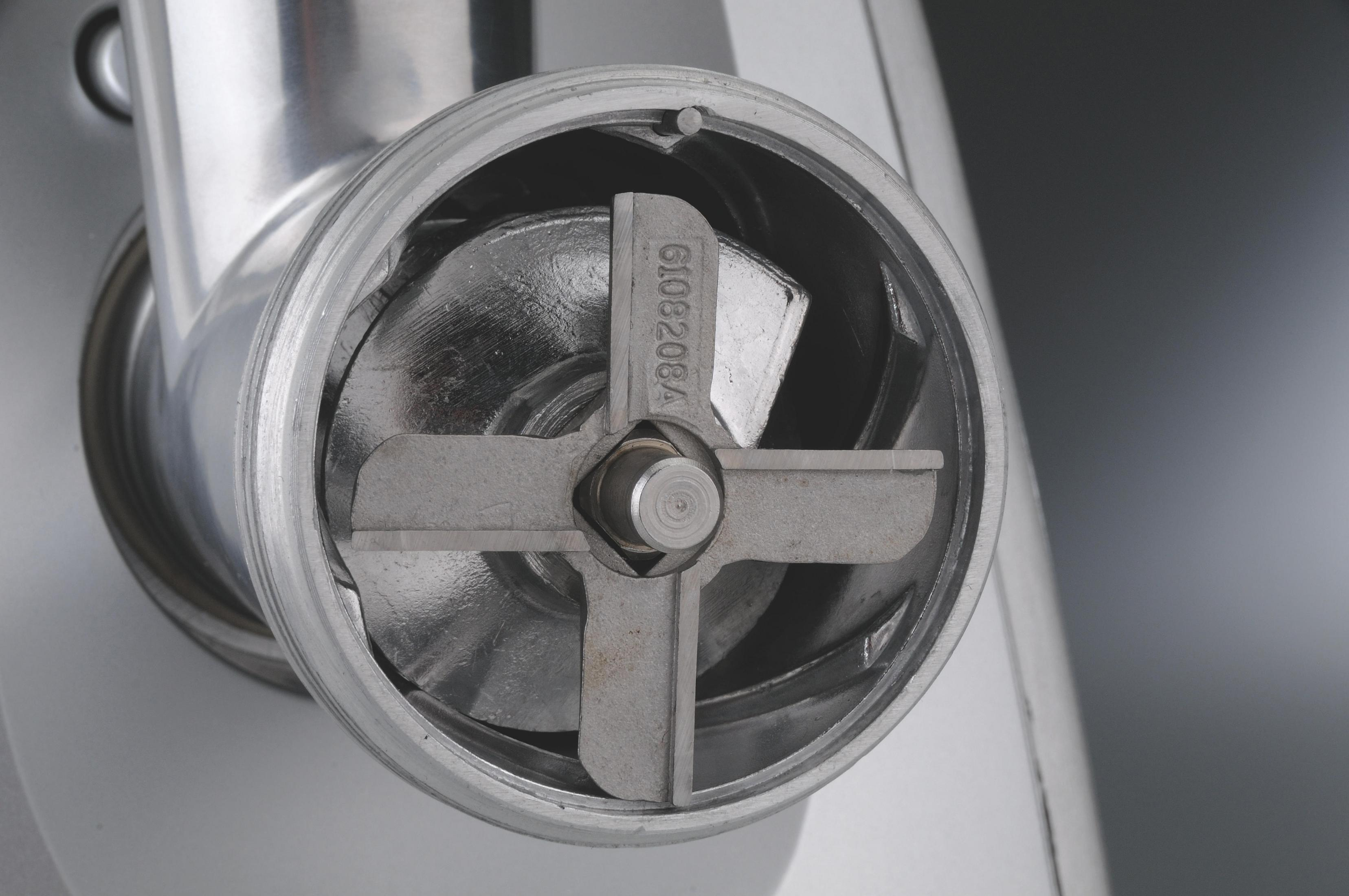 Zbliżenie na wewnętrzny zespół ostrzy maszynki do mięsa.