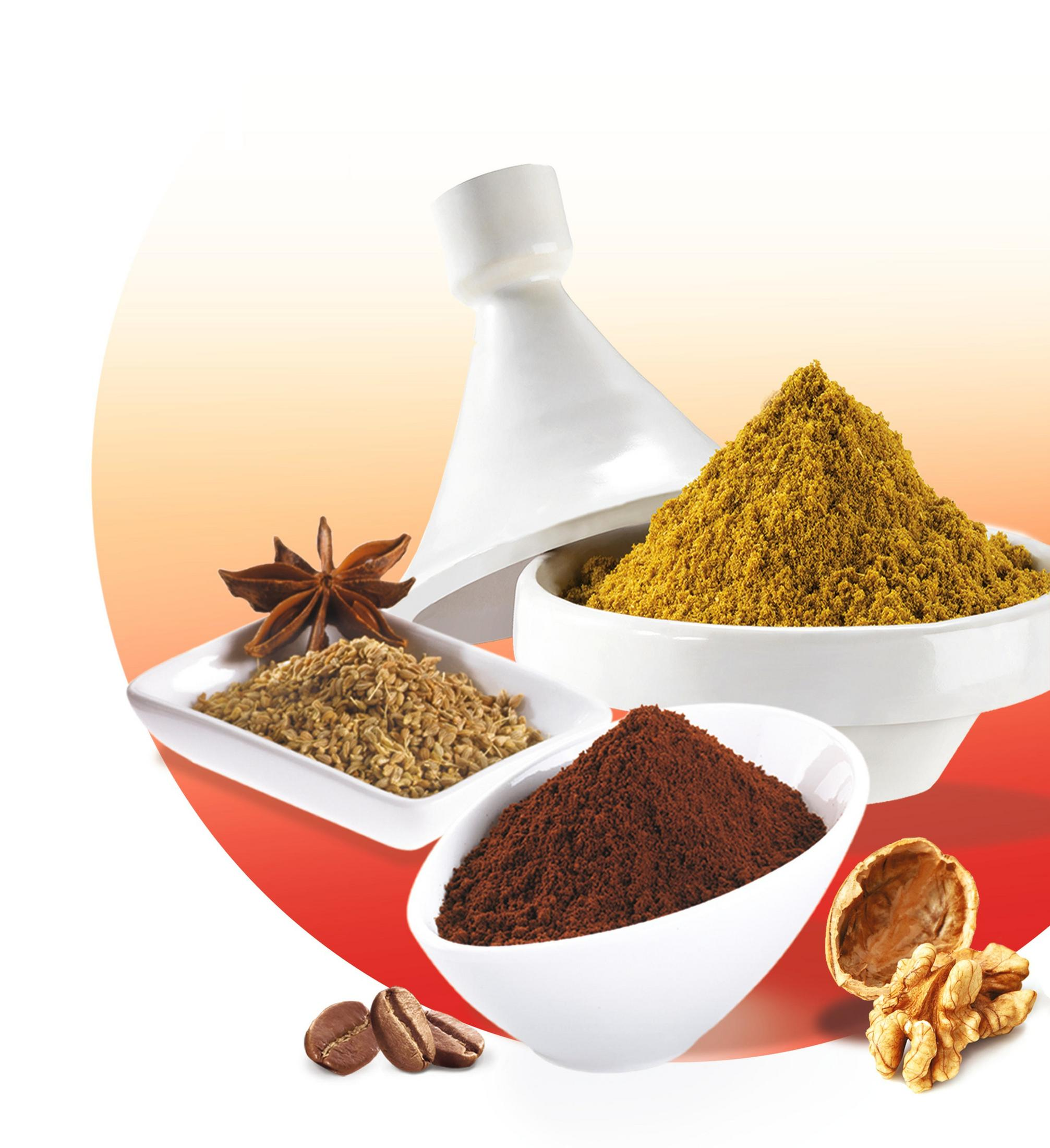 Schüsseln mit Gewürzen und Nüssen, mit einem weißen Tagine-Topf und Kaffeebohnen.