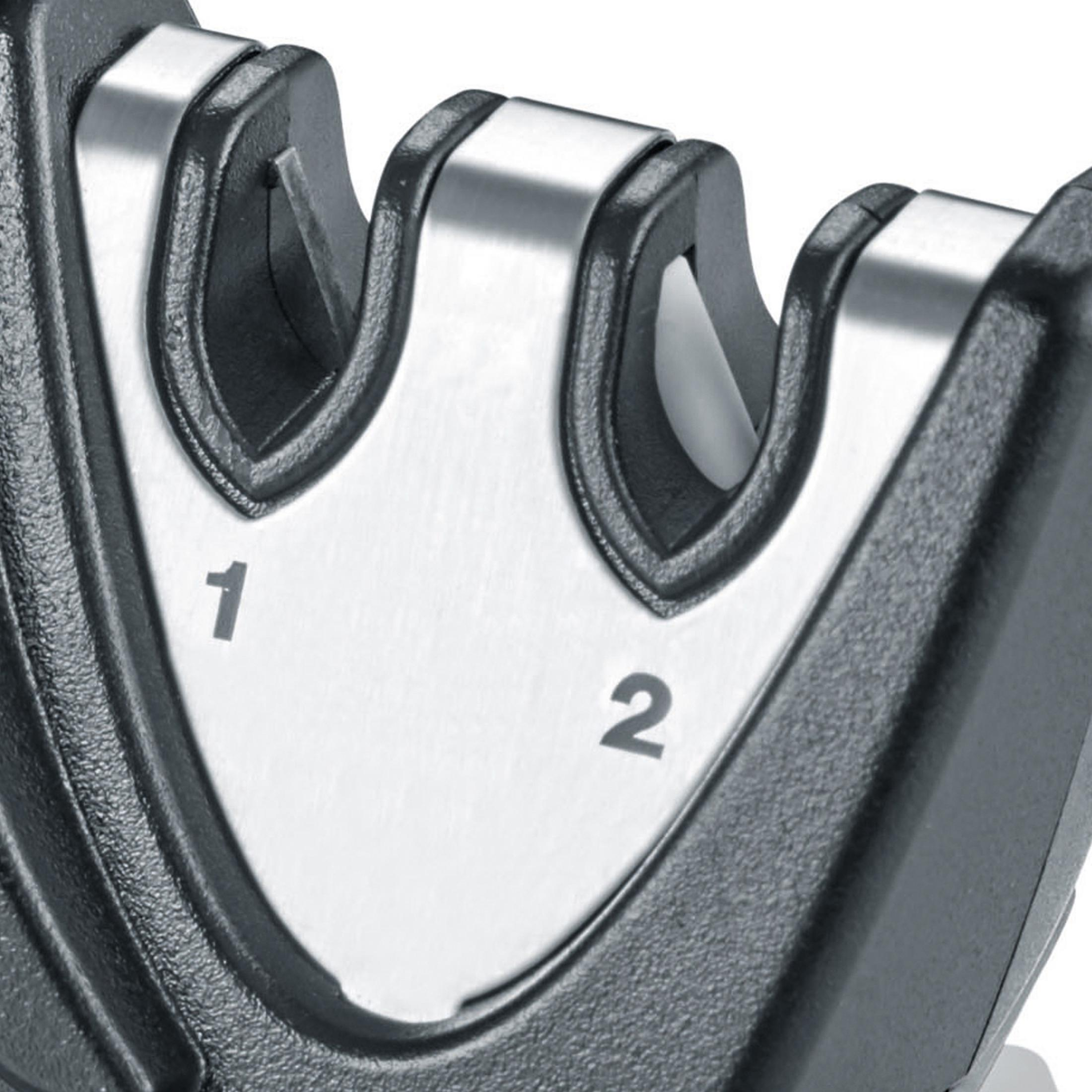 Zbliżenie ostrzałki do noży. Ostrzałka ma dwa gniazda oznaczone numerami 1 i 2.