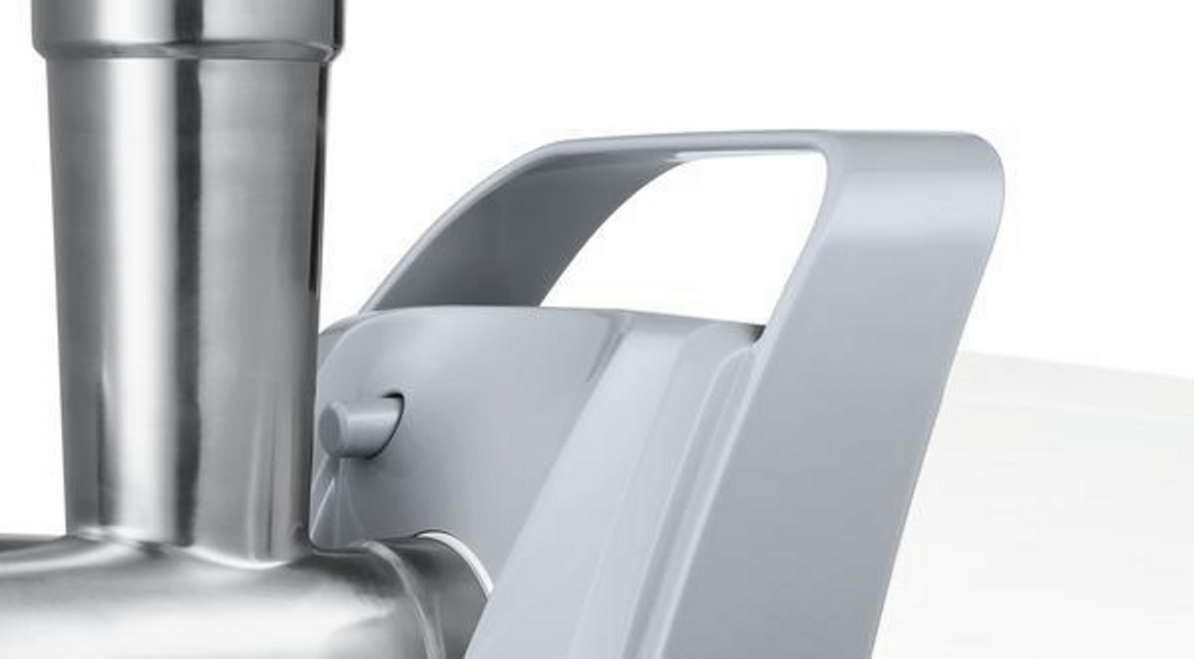 Maszynka do mięsa z uchwytem. Przednia część jest srebrna, a uchwyt jasnoszary.