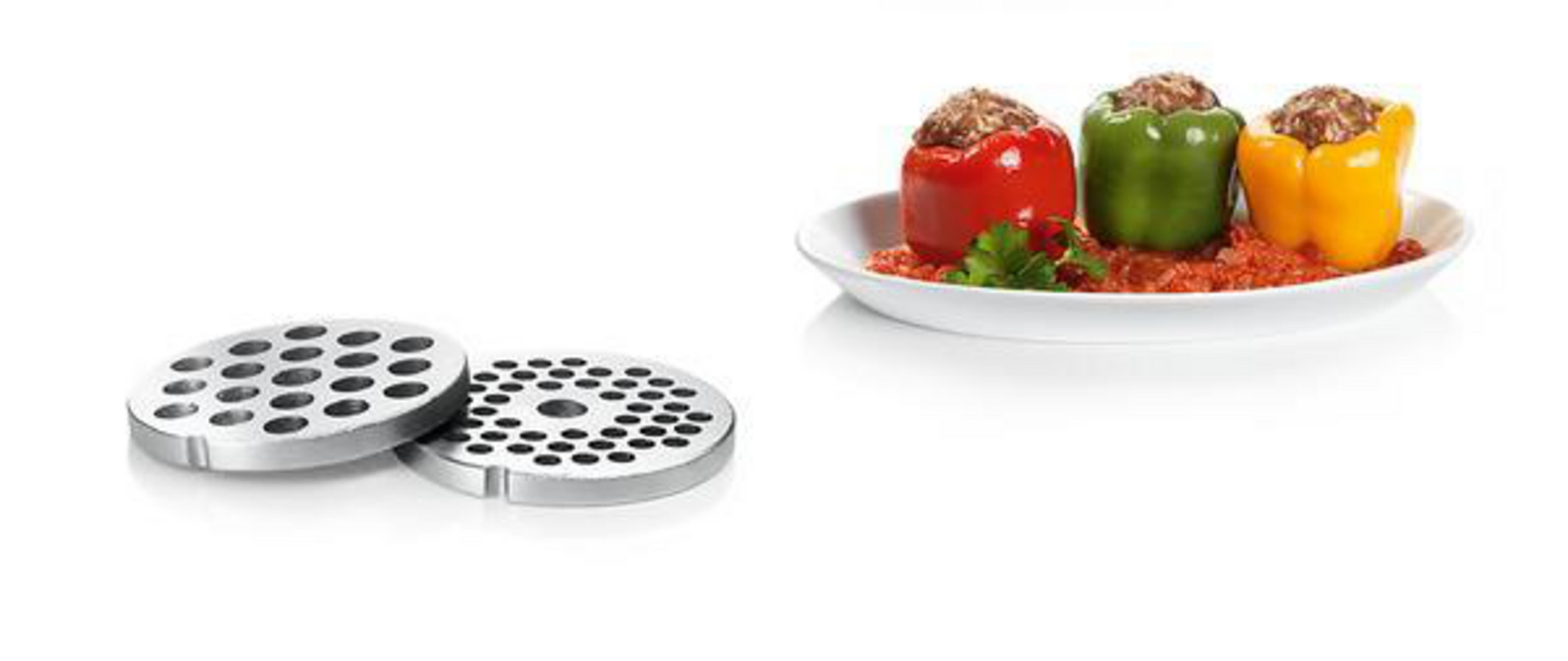Dwie metalowe płyty do mielenia i talerz z trzema nadziewanymi paprykami na białym talerzu.