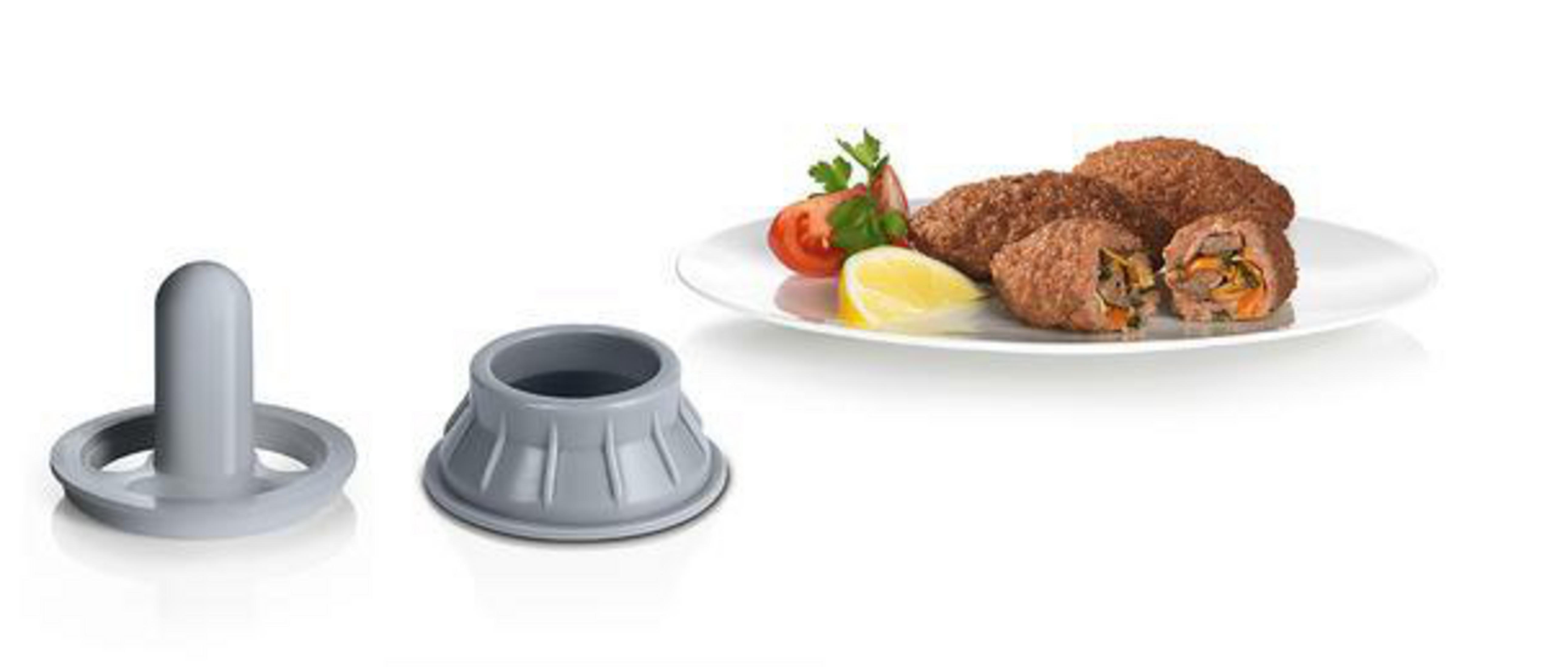 Dwie plastikowe formy i talerz smażonego jedzenia z plasterkami cytryny i pietruszką na białym tle.