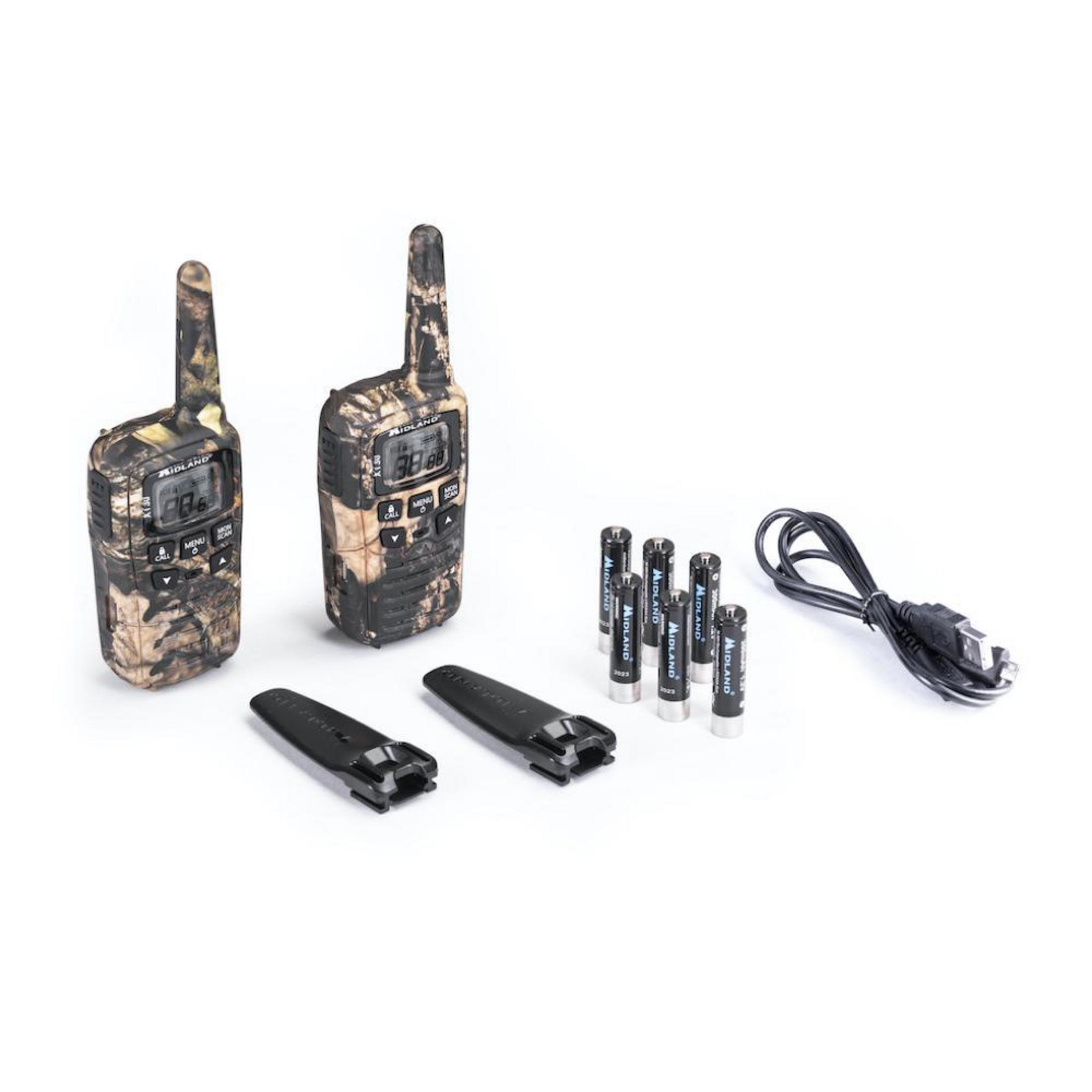 Tarn-Walkie-Talkies, Batterien, Ladekabel und schwarze Gürtelclips auf Weiß.