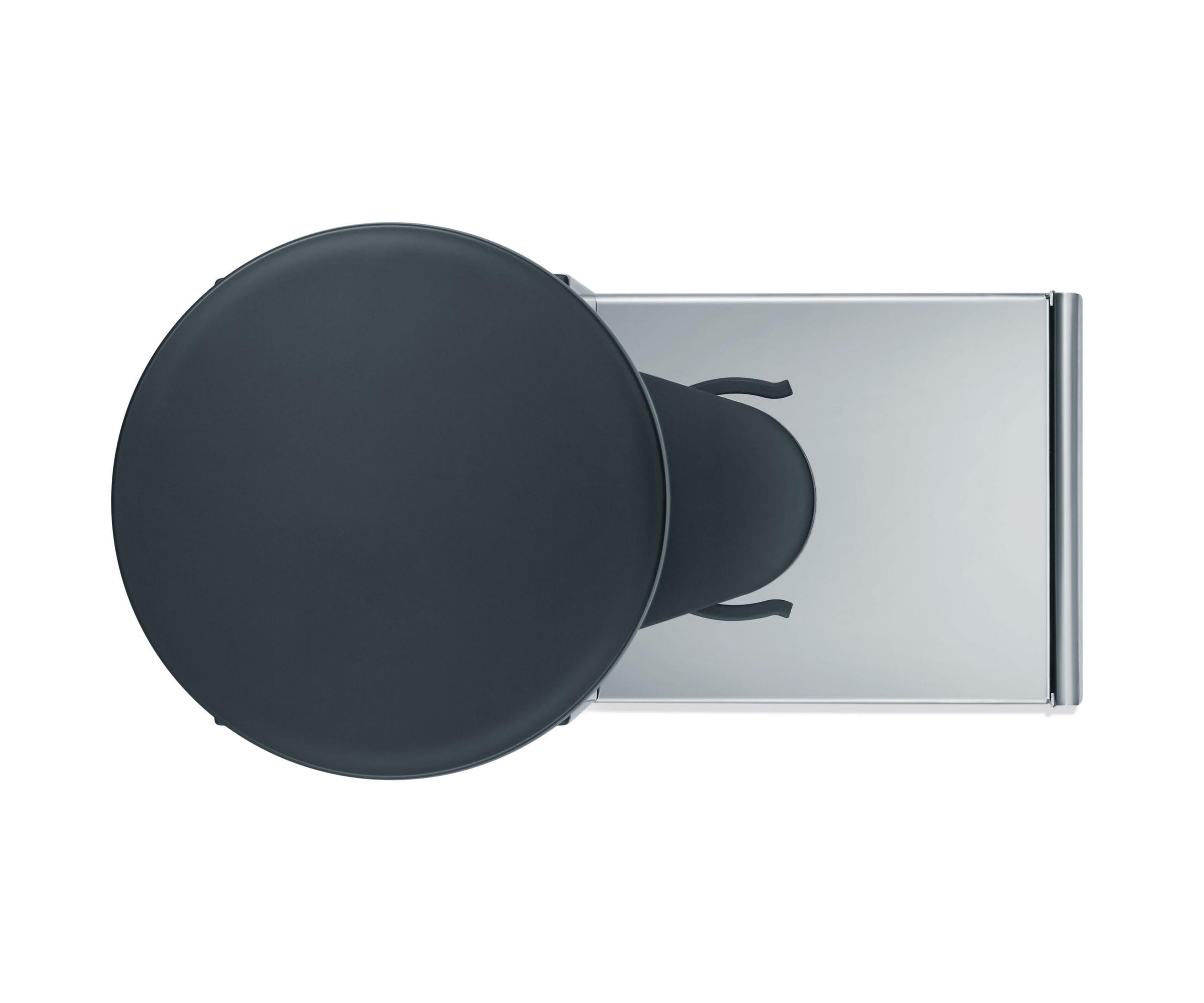 Vista cenital de una silla y una superficie rectangular. Ambos son gris oscuro, sobre fondo blanco.