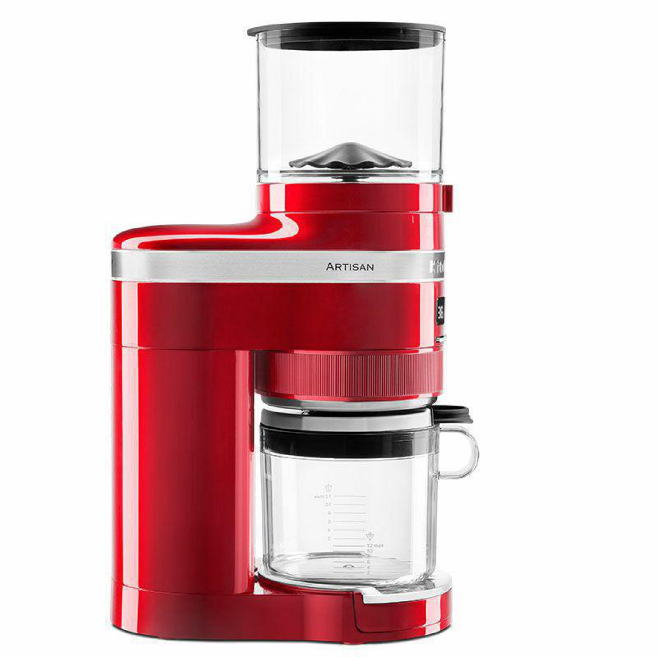 Eine rote KitchenAid Kaffeemühle steht hoch. Sie hat einen transparenten Bohnenbehälter und einen Glasbehälter.