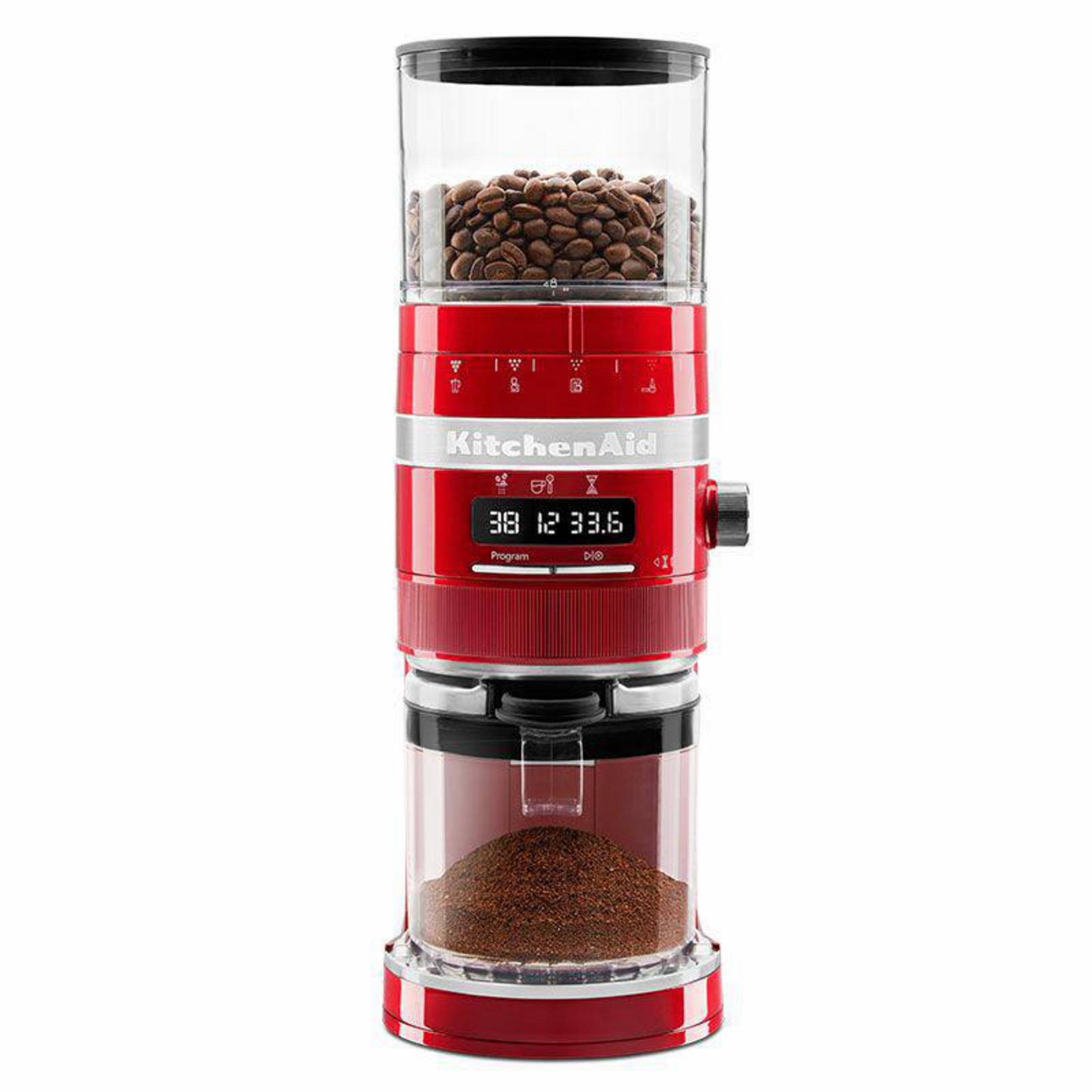 Roter und schwarzer KitchenAid-Kaffeemühle. Kaffeebohnen oben, gemahlener Kaffee unten. Digitalanzeige.