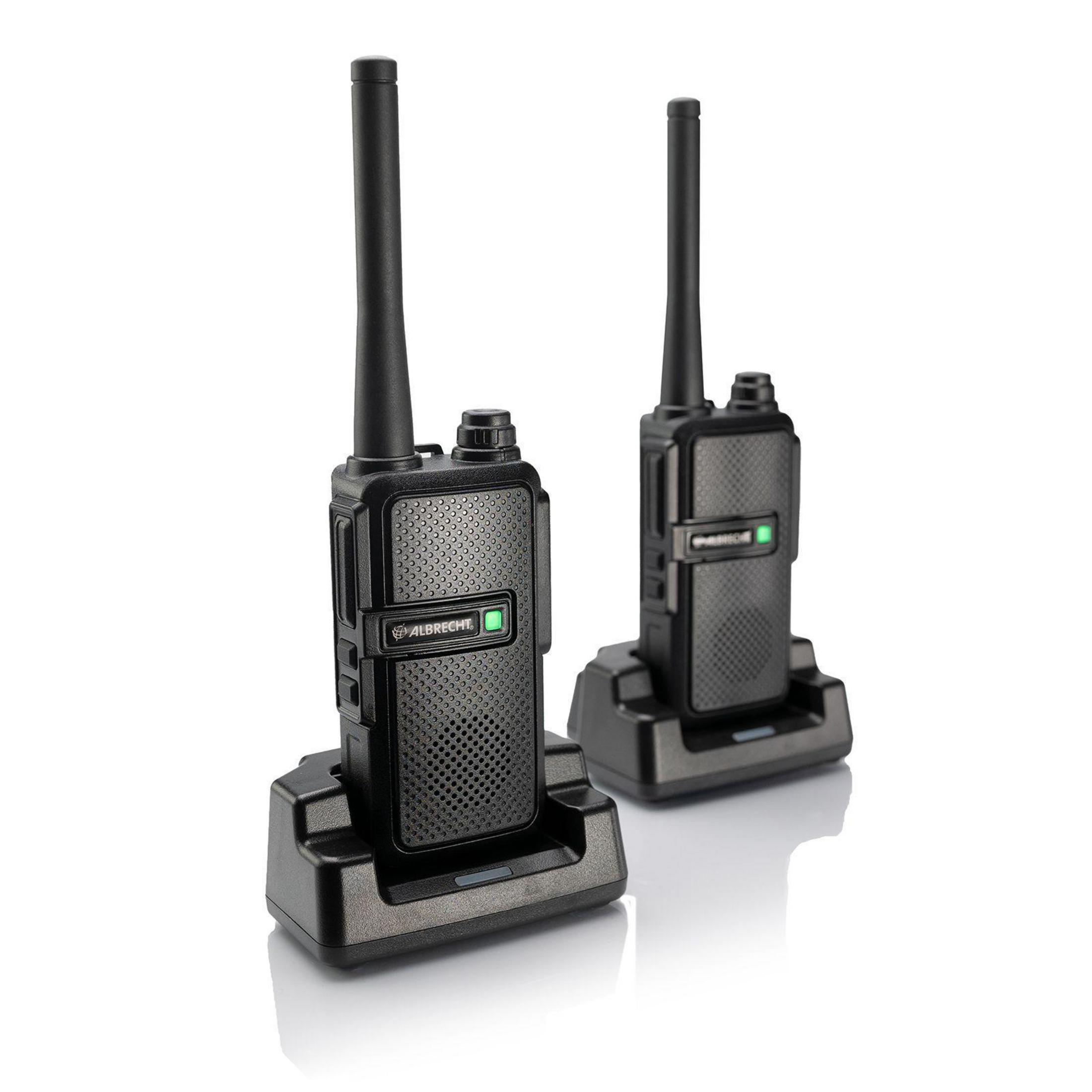 Due walkie-talkie neri in stazioni di ricarica su una superficie bianca.
