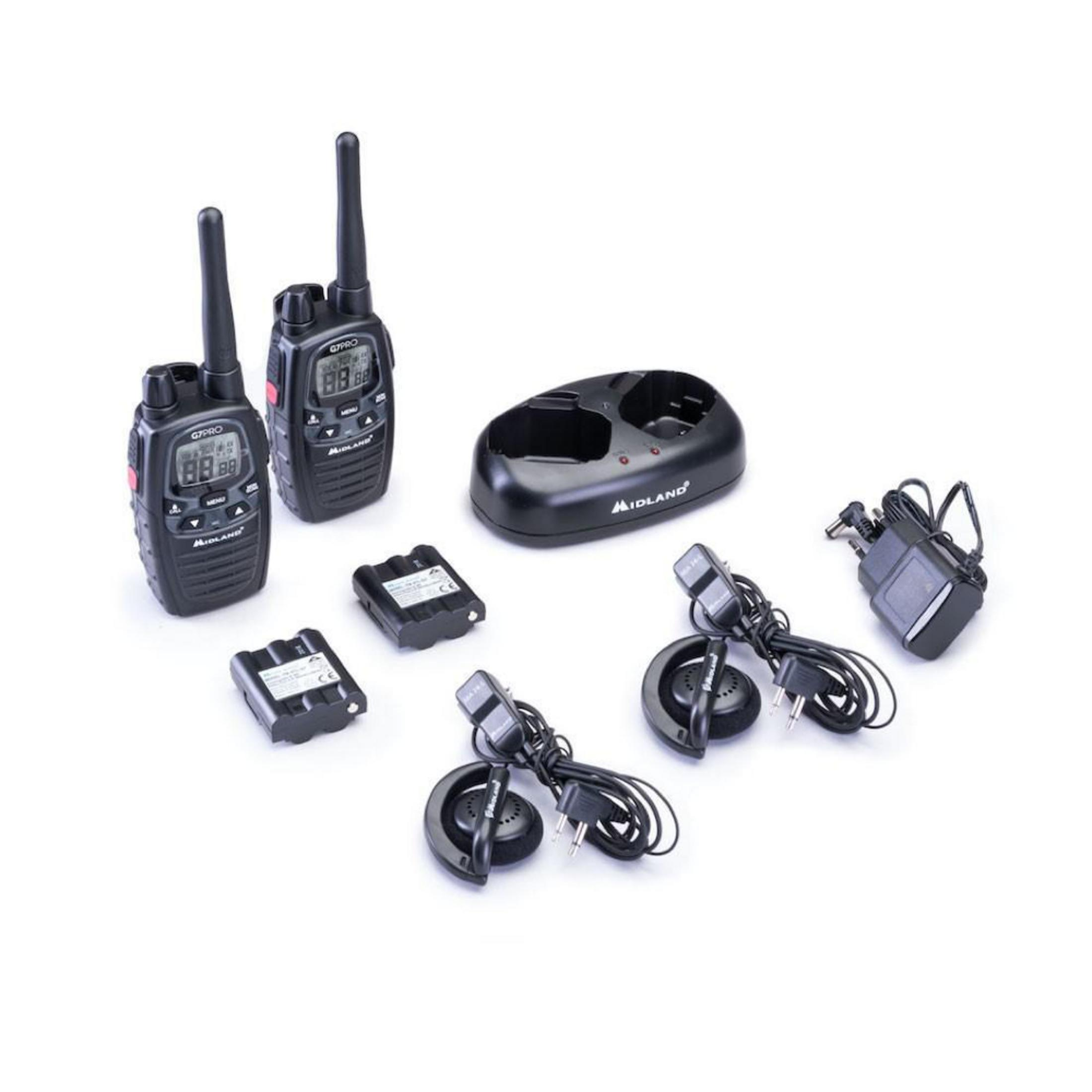 Due walkie-talkie Midland neri con accessori: caricabatterie, batterie e auricolari.