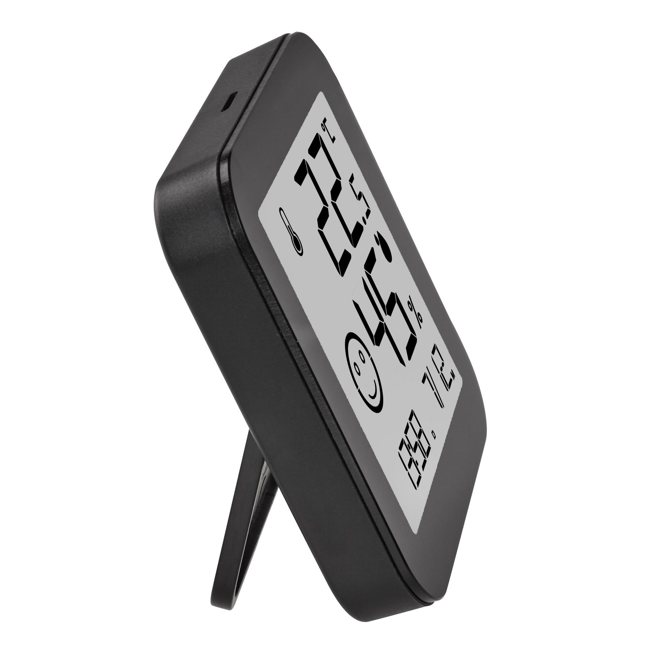 Schwarzes digitales Thermometer auf einem Ständer, zeigt Temperatur- und Feuchtigkeitswerte.