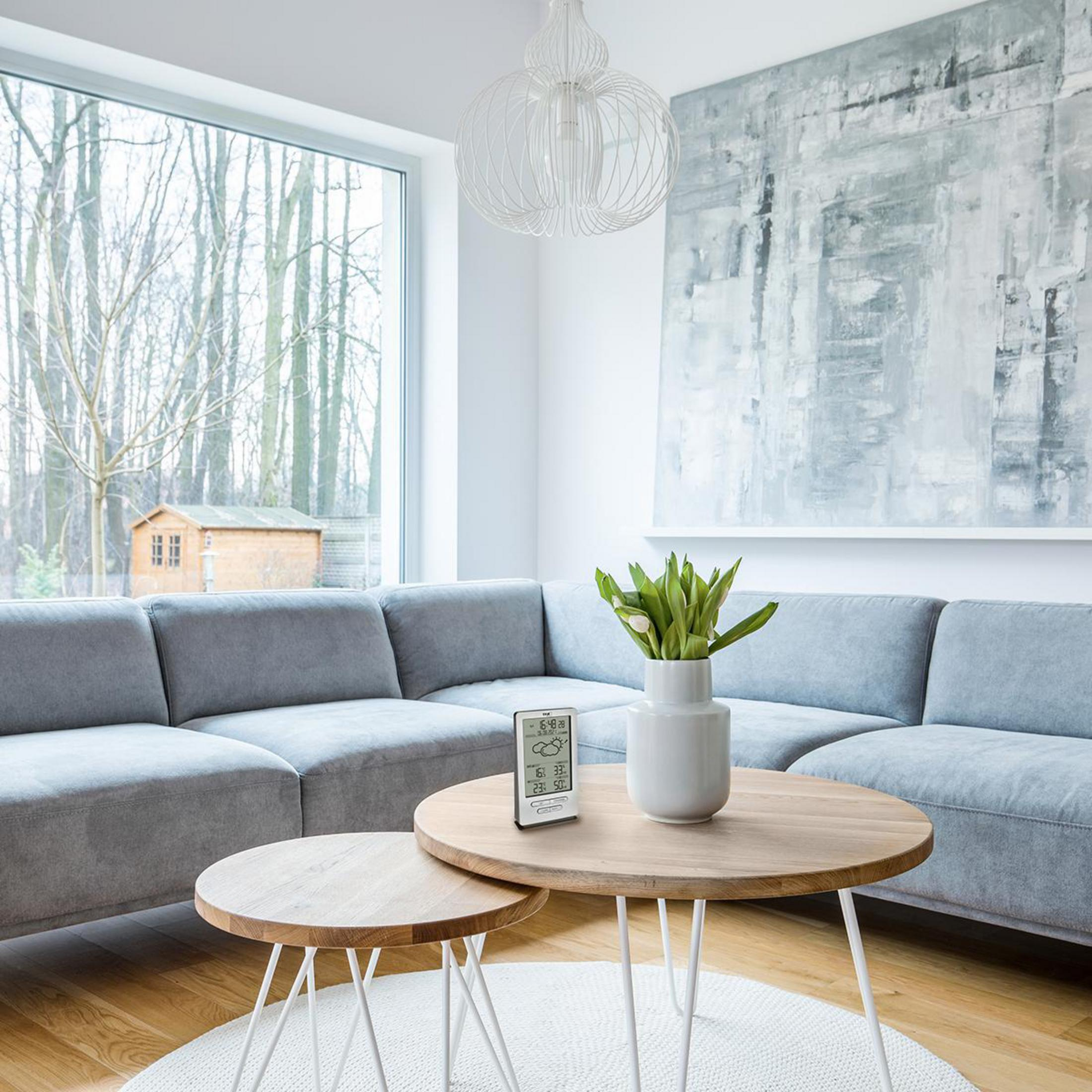 Wohnzimmer mit modernen Möbeln, Fensterblick und dekorativem Gemälde.