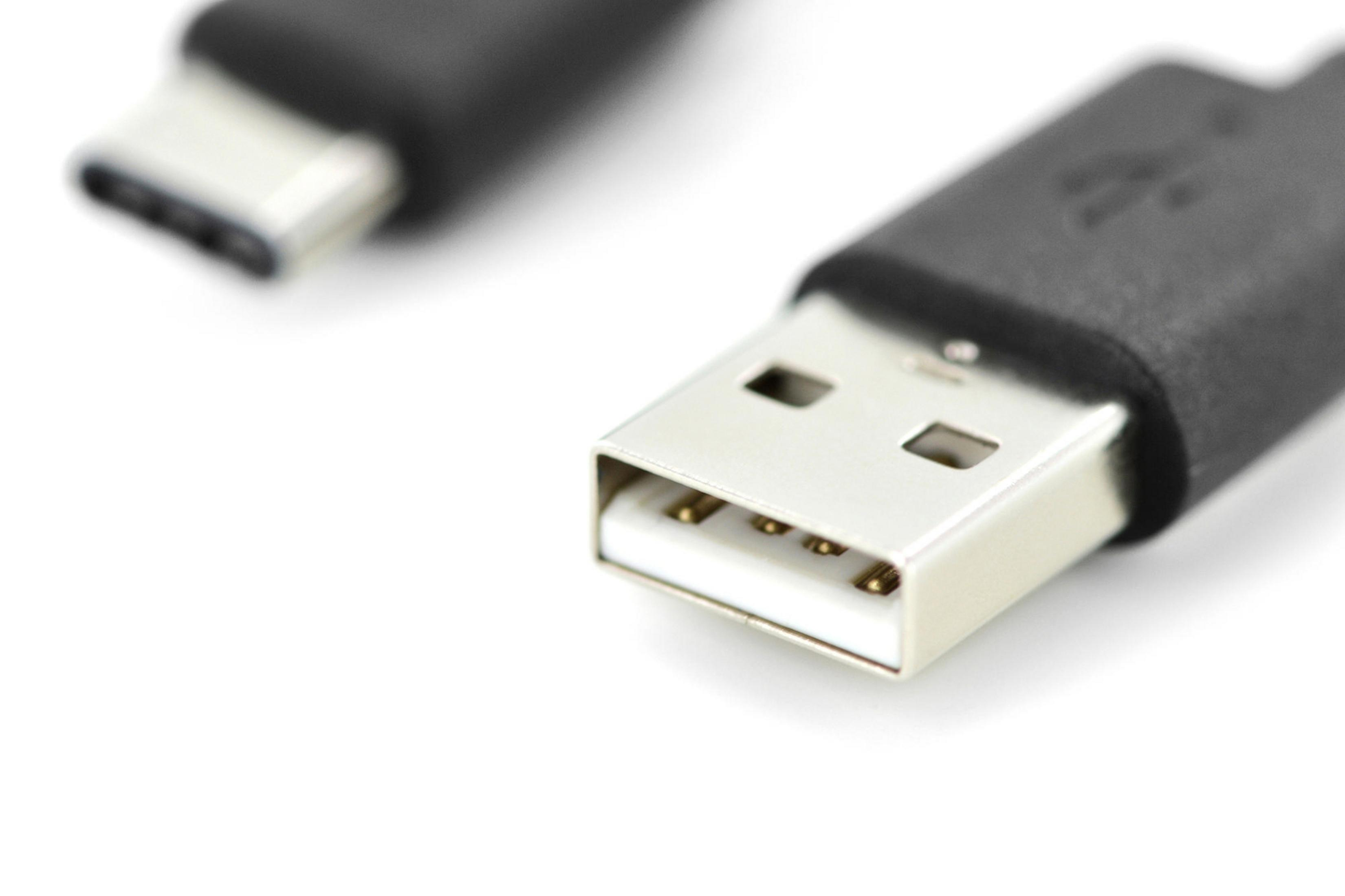 Un câble USB avec un connecteur USB-A et un connecteur USB-C sur fond blanc.