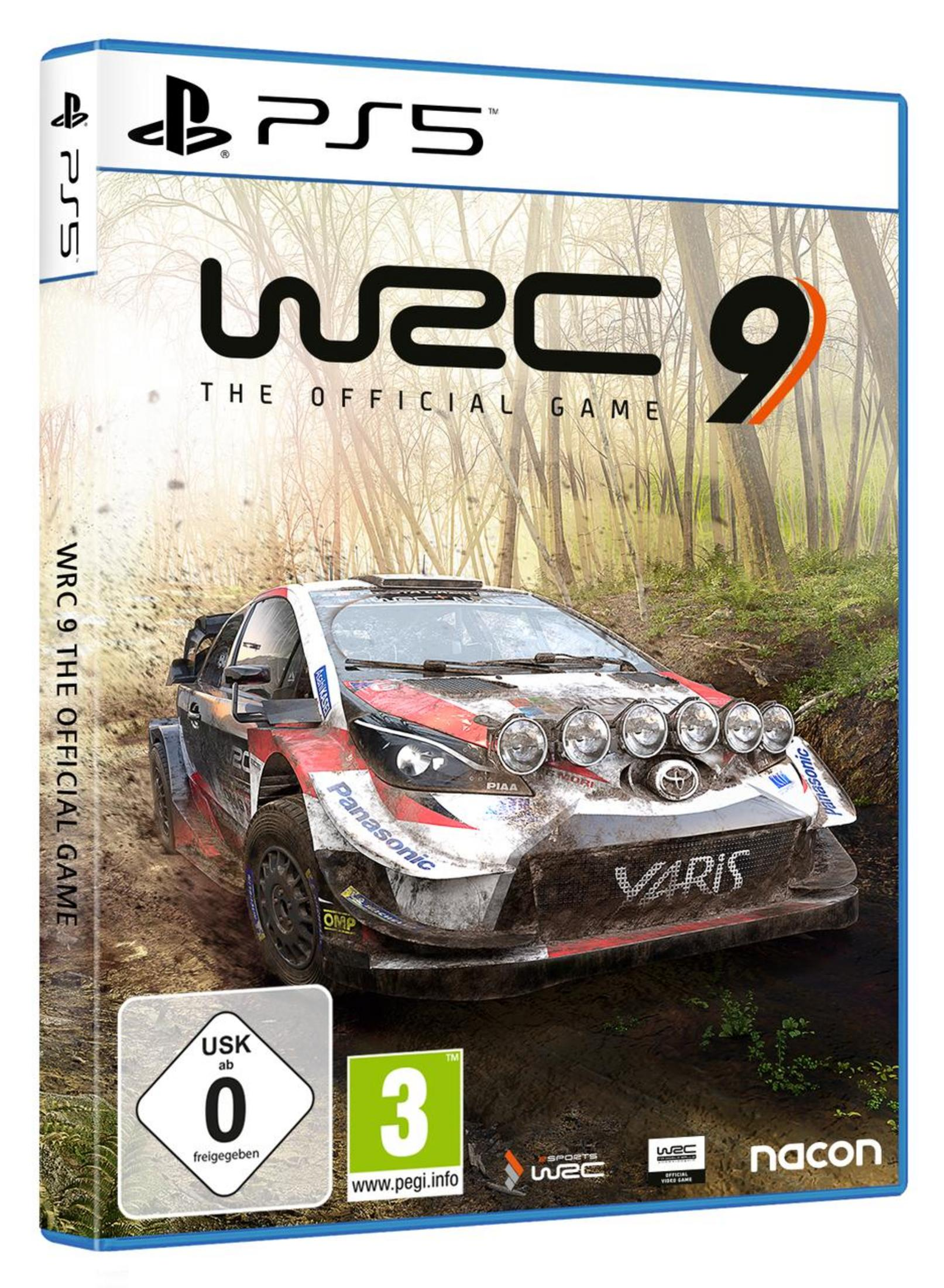 PS5-Spielbox für WRC 9. Ein Rallye-Auto auf einer schlammigen Strecke. Waldhintergrund.