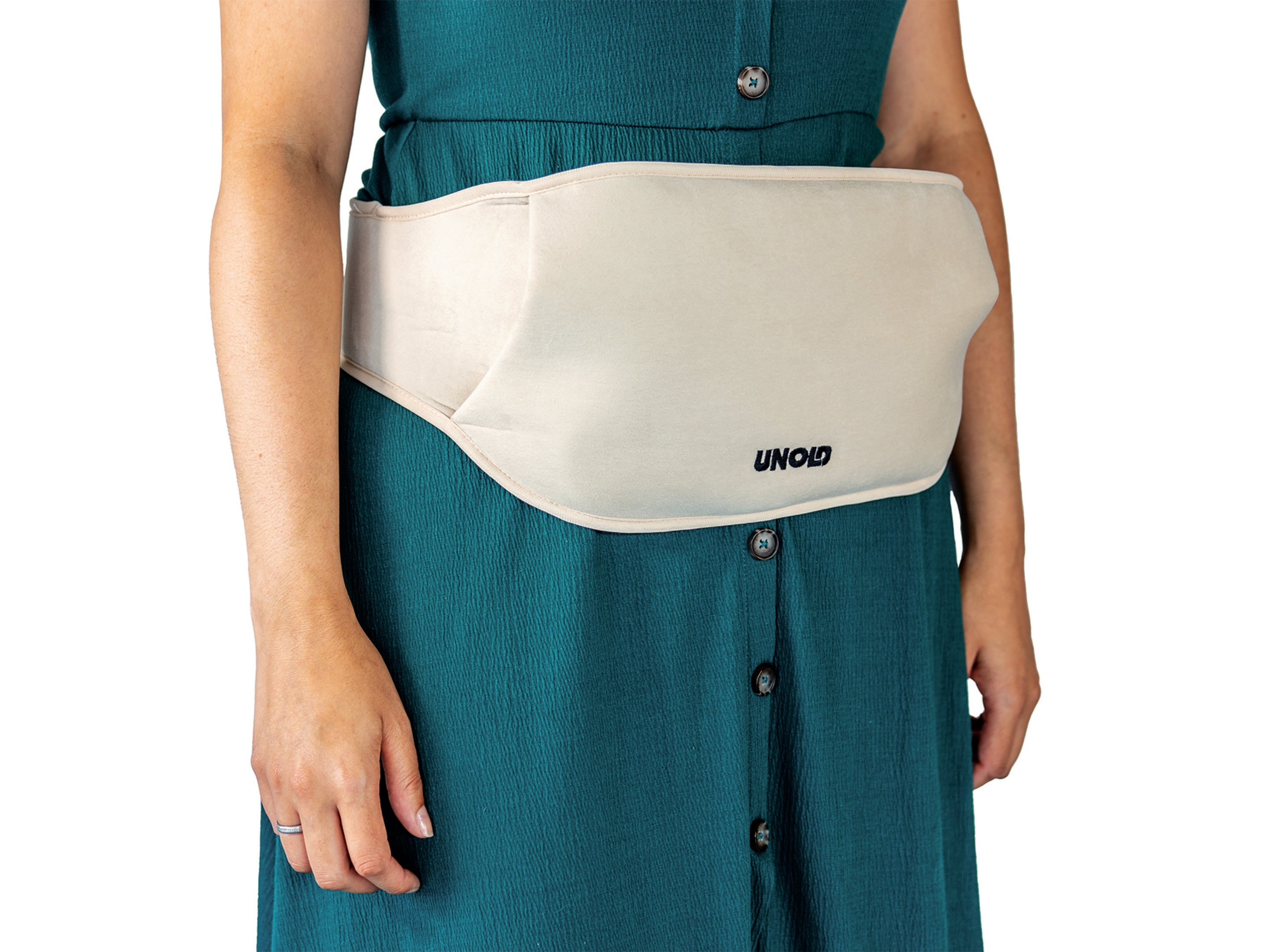 Kobieta w zielonej sukience z beżowym pasem grzewczym Unold. Logo jest czarne.