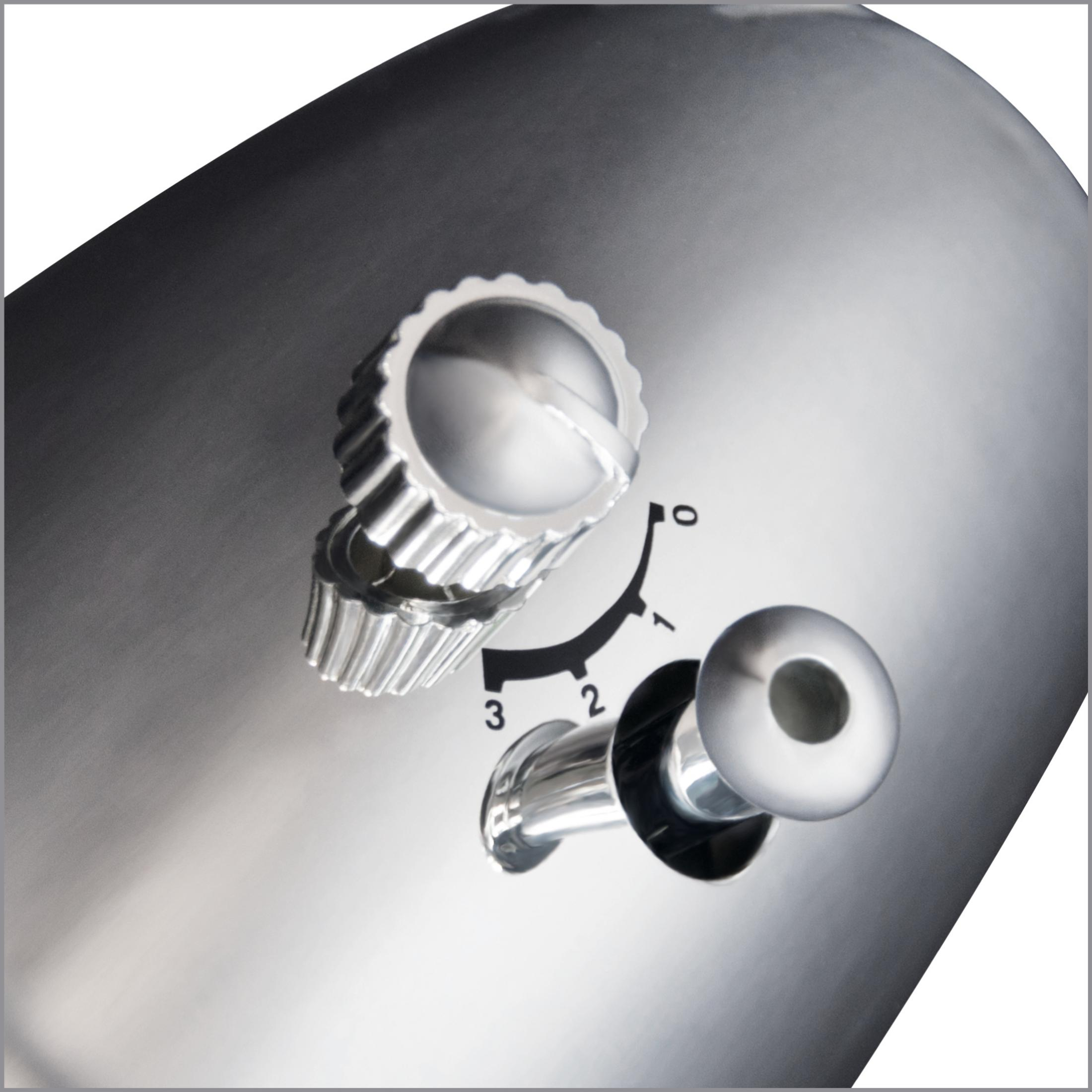 Nahaufnahme eines Bedienfelds mit Drehknöpfen und einem Knopf. Silbernes Metall-Finish.