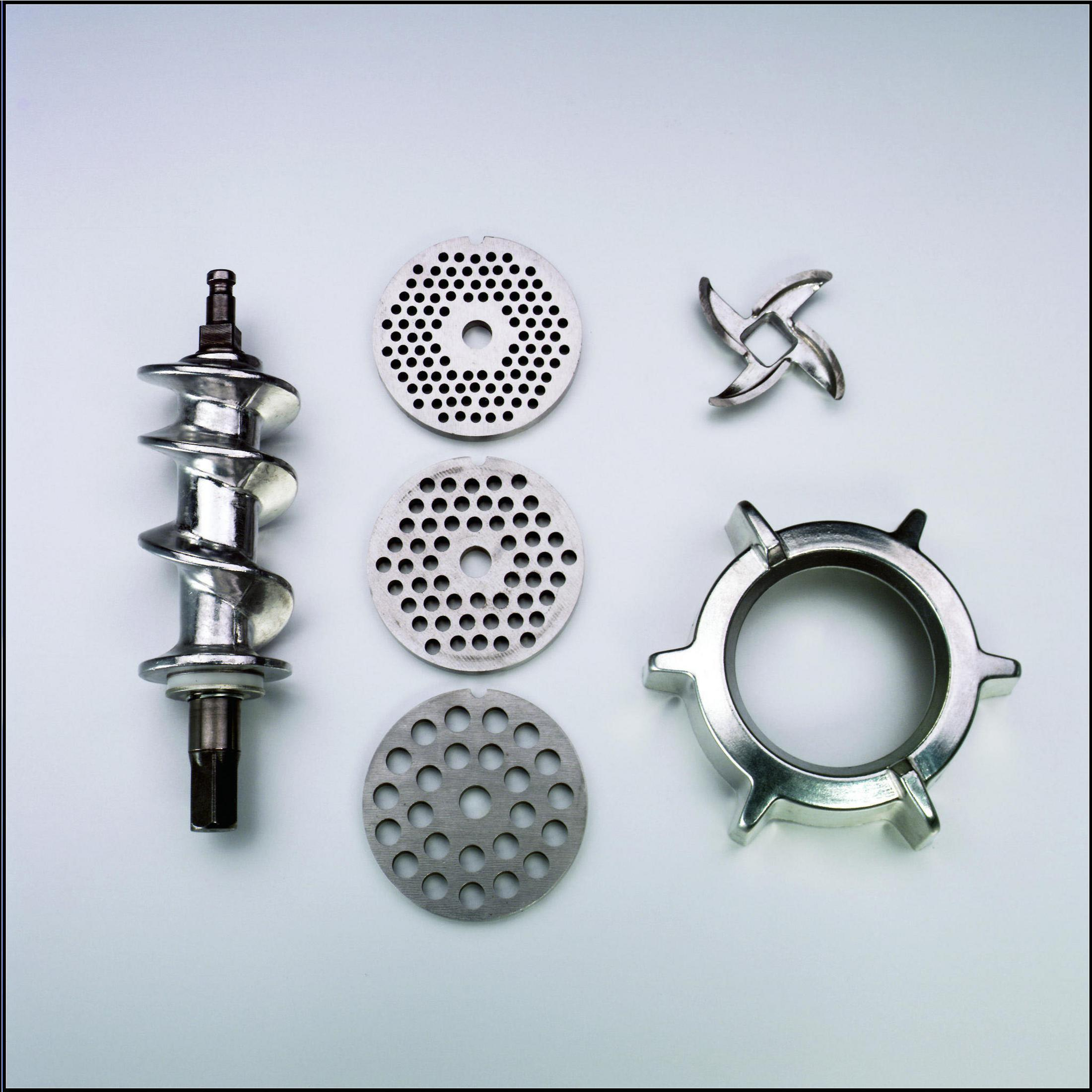 Różne części maszynki do mięsa: ślimak, płyty, ostrze i pierścień.