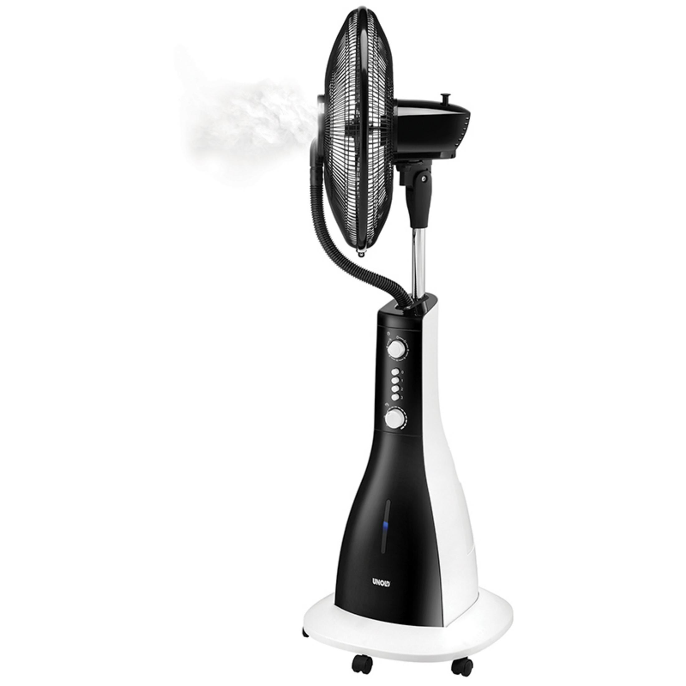 Schwarz-weißer Vernebler-Ventilator mit Wassertank. Der Ventilator steht auf weißer Basis.